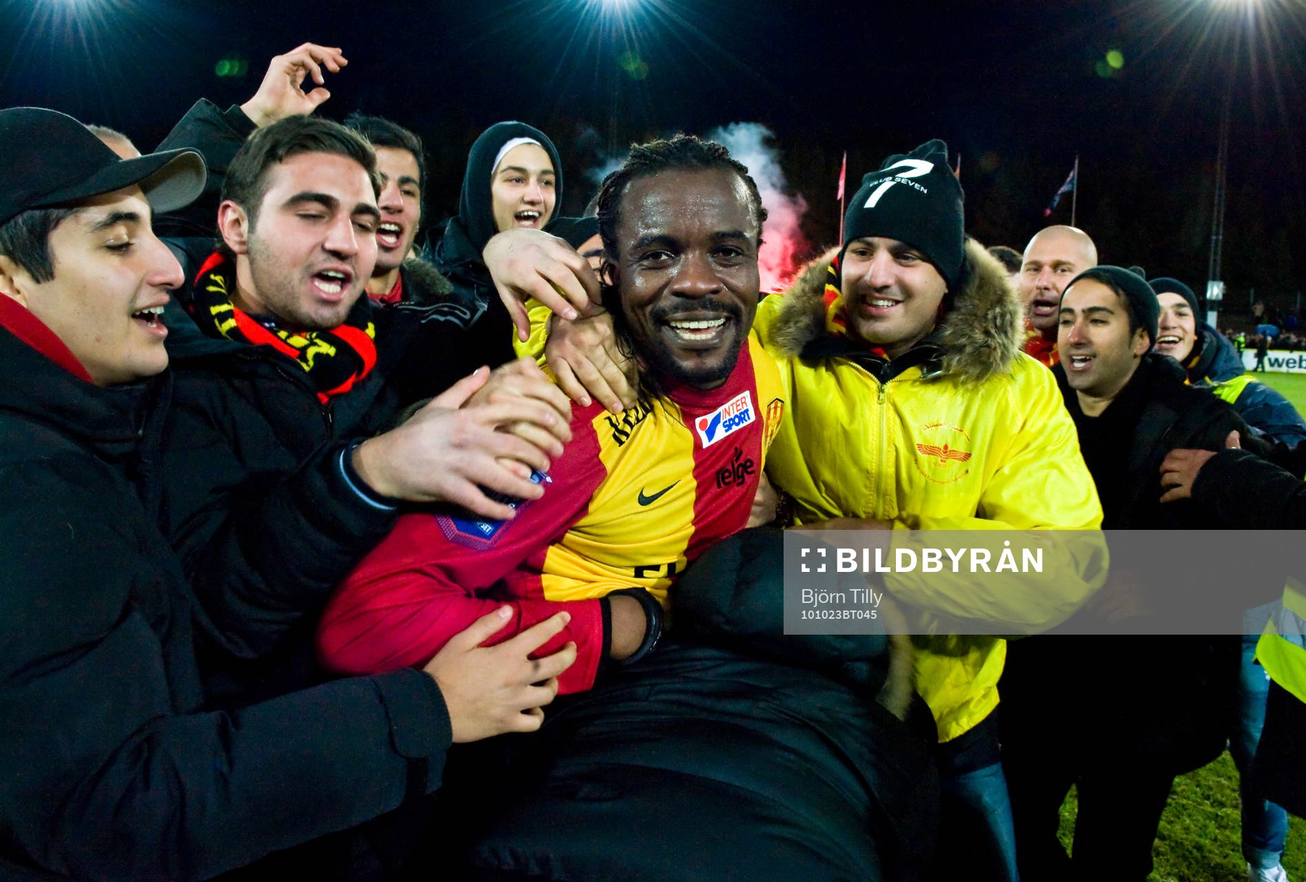  Tvåmålsskytten Peter Ijeh, Syrianska gratuleras efter segern och allsvenskt kontrakt.  Jubel, glädje.