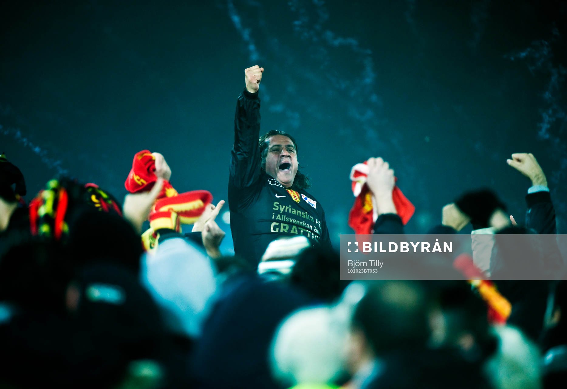  Özcan Melkemichel, tränare, Syrianska har fört laget till Allsvenskan. Jubel, glädje.