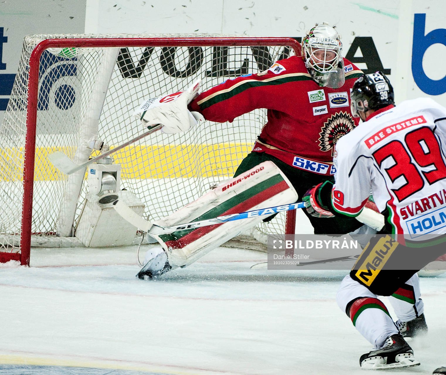 Johan Holmqvist, målvakt Frölunda, räddar öppet läge.