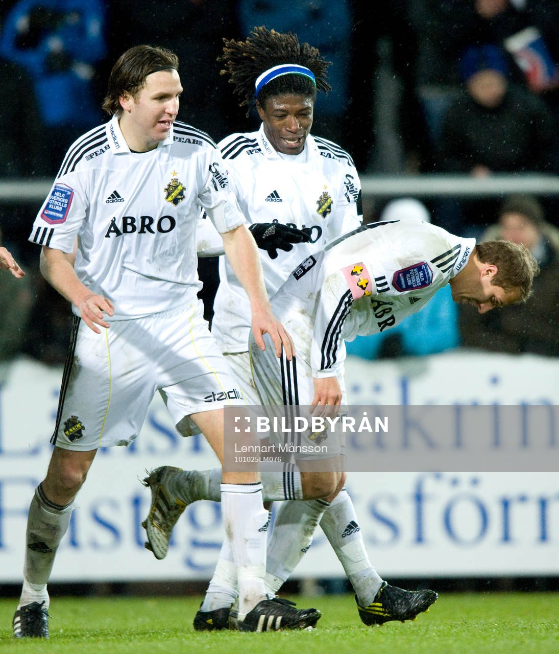 Straff, 0-2, straffskytten Kenny Pavey grattas av Nils-Eric