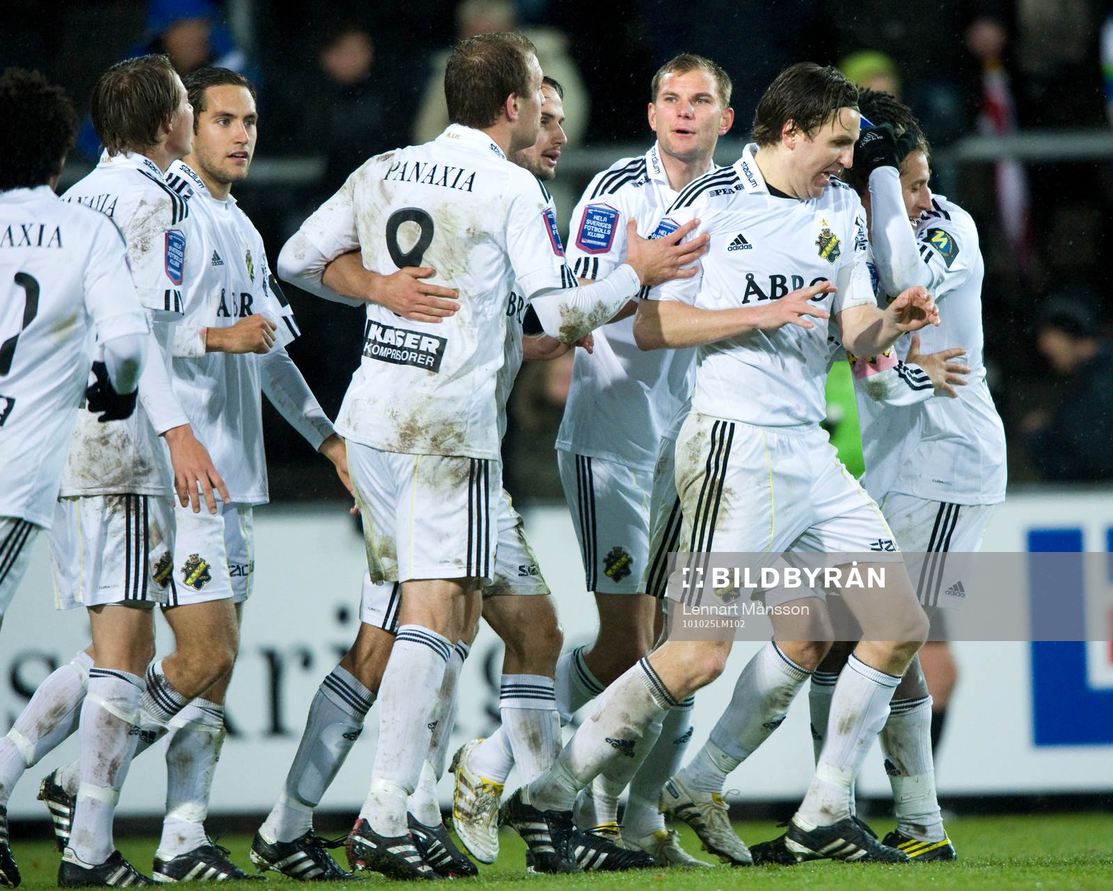 Straff, 0-2, straffskytten Kenny Pavey grattas av Nils-Eric