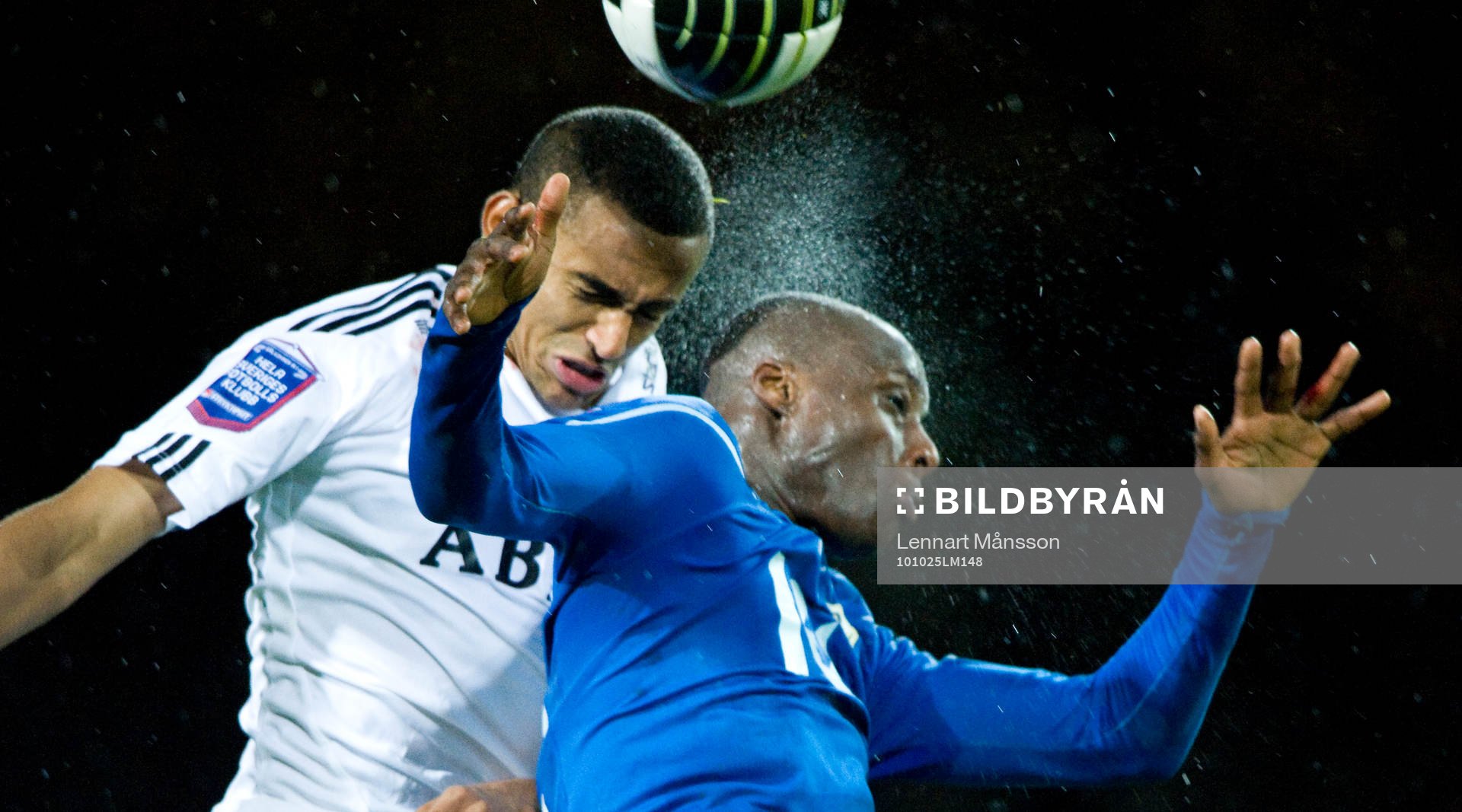 Walid Atta, AIK och Joe Sise, Halmstad. Nick, nickduell