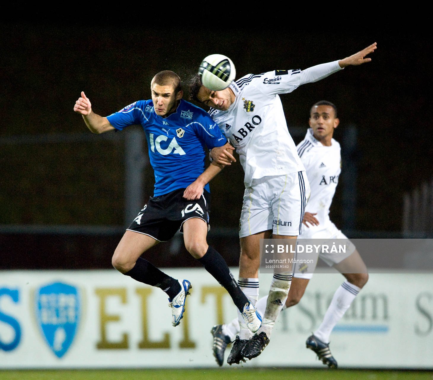 Guri Baqaj, Halmstad och Niklas Backman, AIK. Nickduell