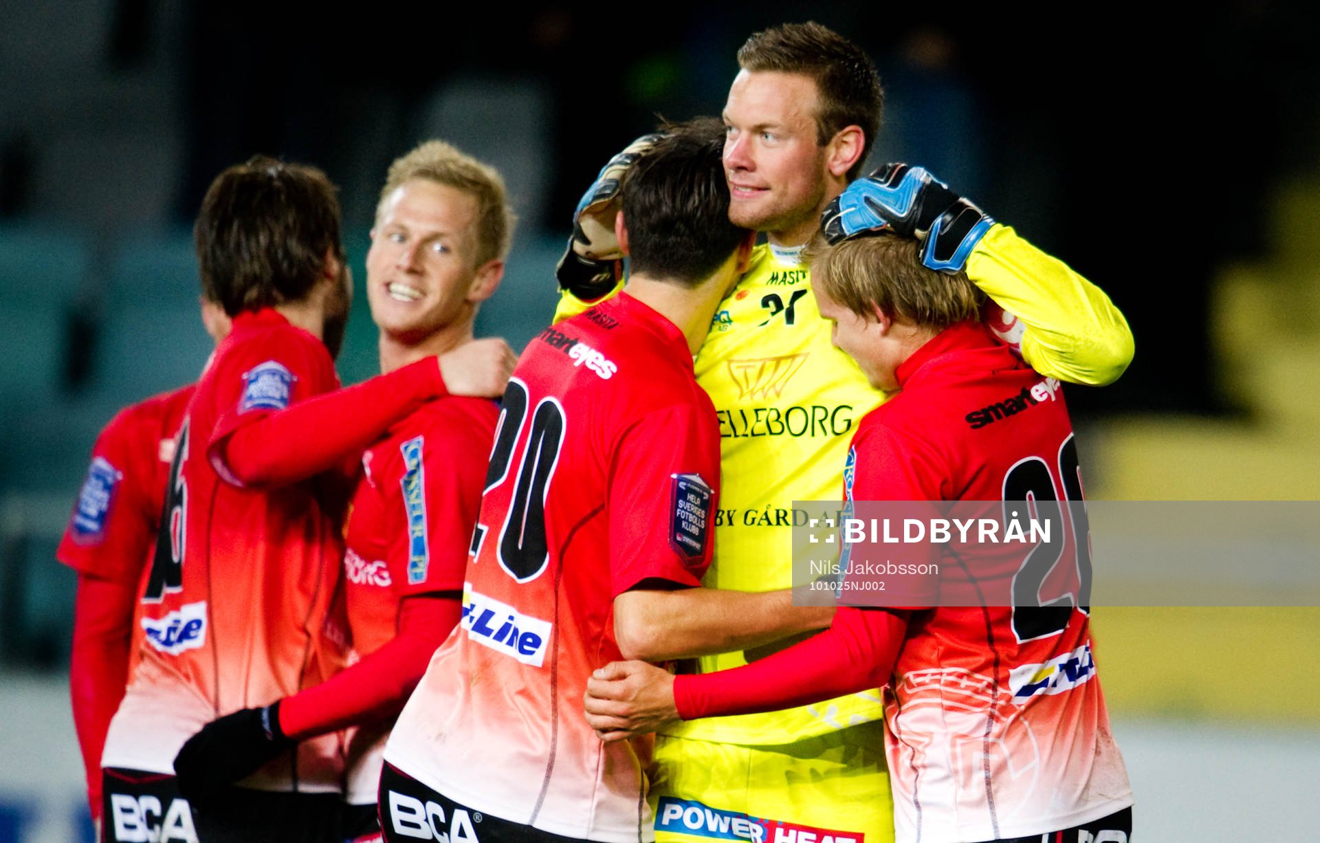  Viktor Noring, målvakt, kramar om Yousef Fakhro och Jonathan Asp, Trelleborg jubel.
