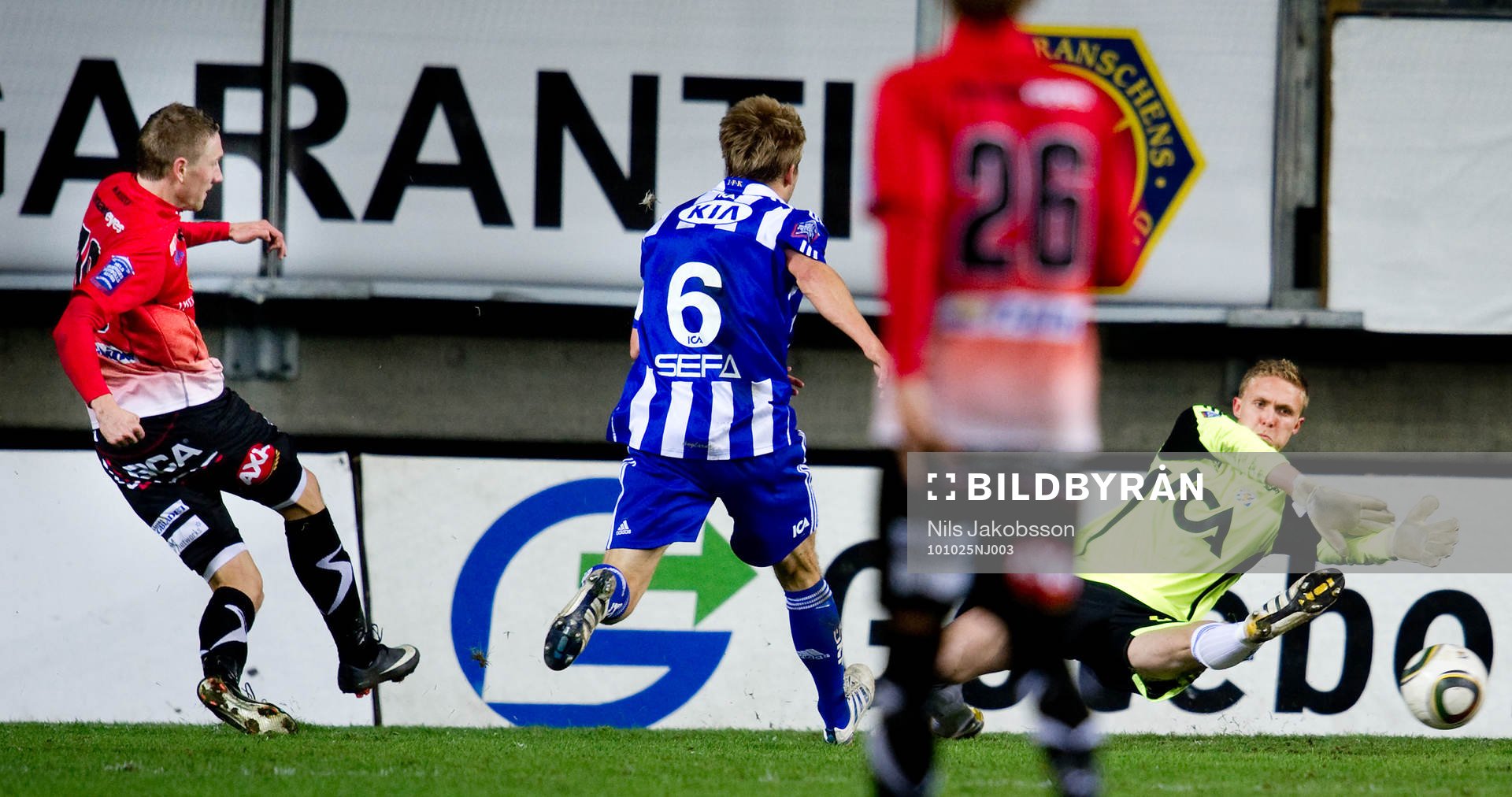  Marcus Pode, Trelleborg sätter 1-2 bakom Markus Sandberg, målvakt, IFK Göteborg.