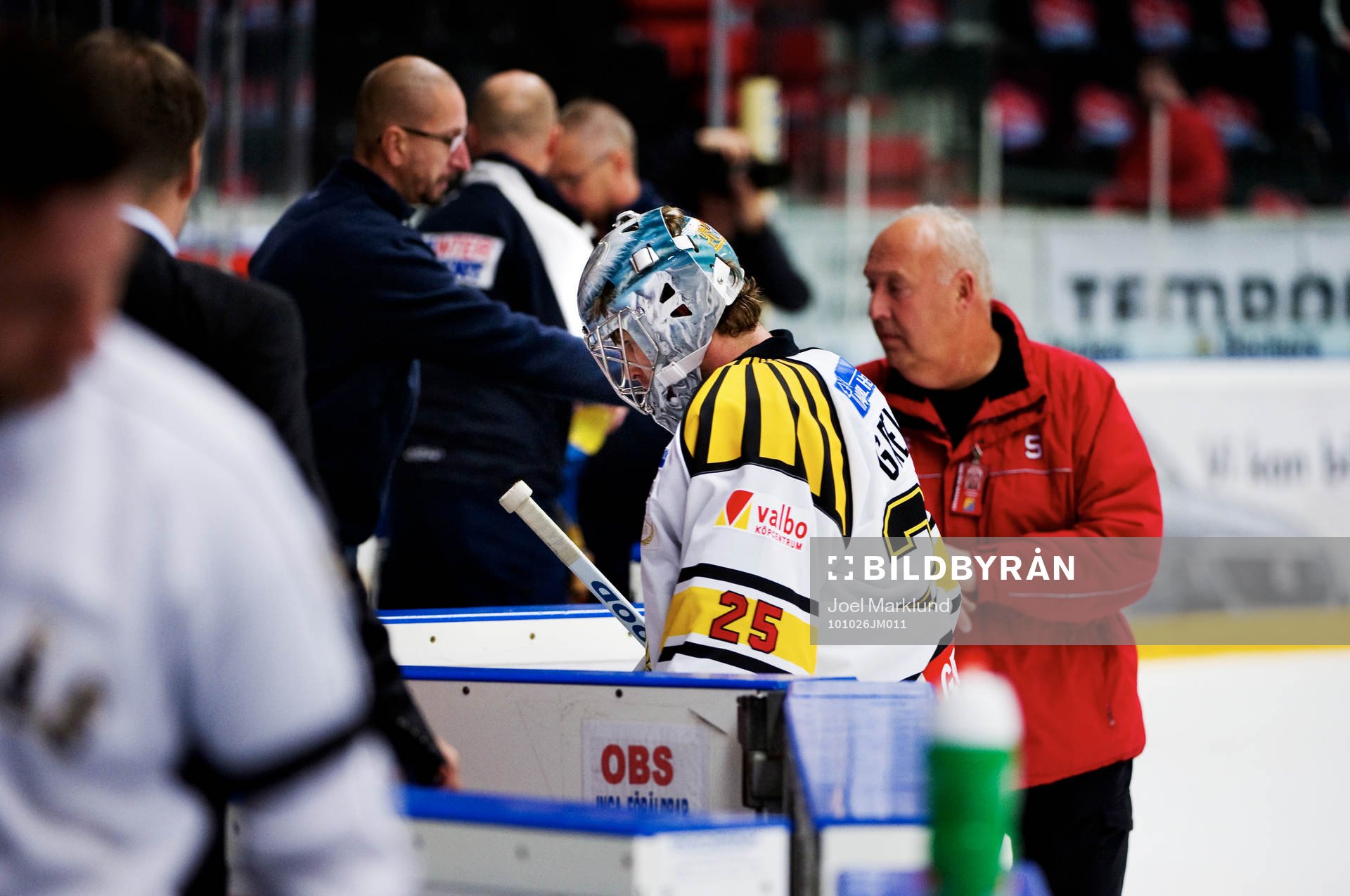 Thomas Greiss, målvakt, Brynäs, åker av isen