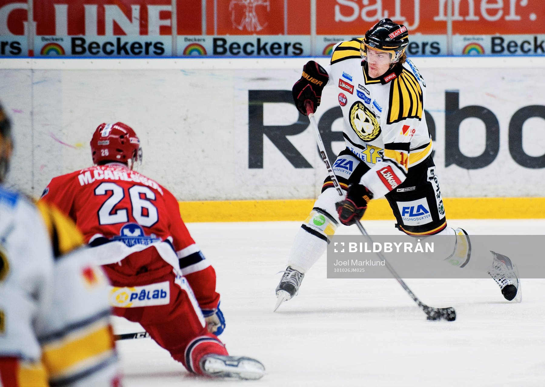 Mattias Ekholm, Brynäs, skjuter mot mål