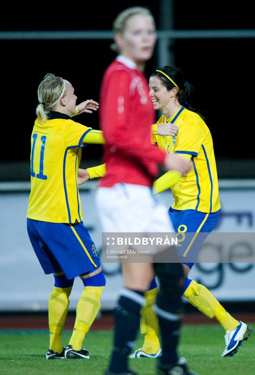2-0 Lotta Schelin som grattas av Linnea Liljegärd och