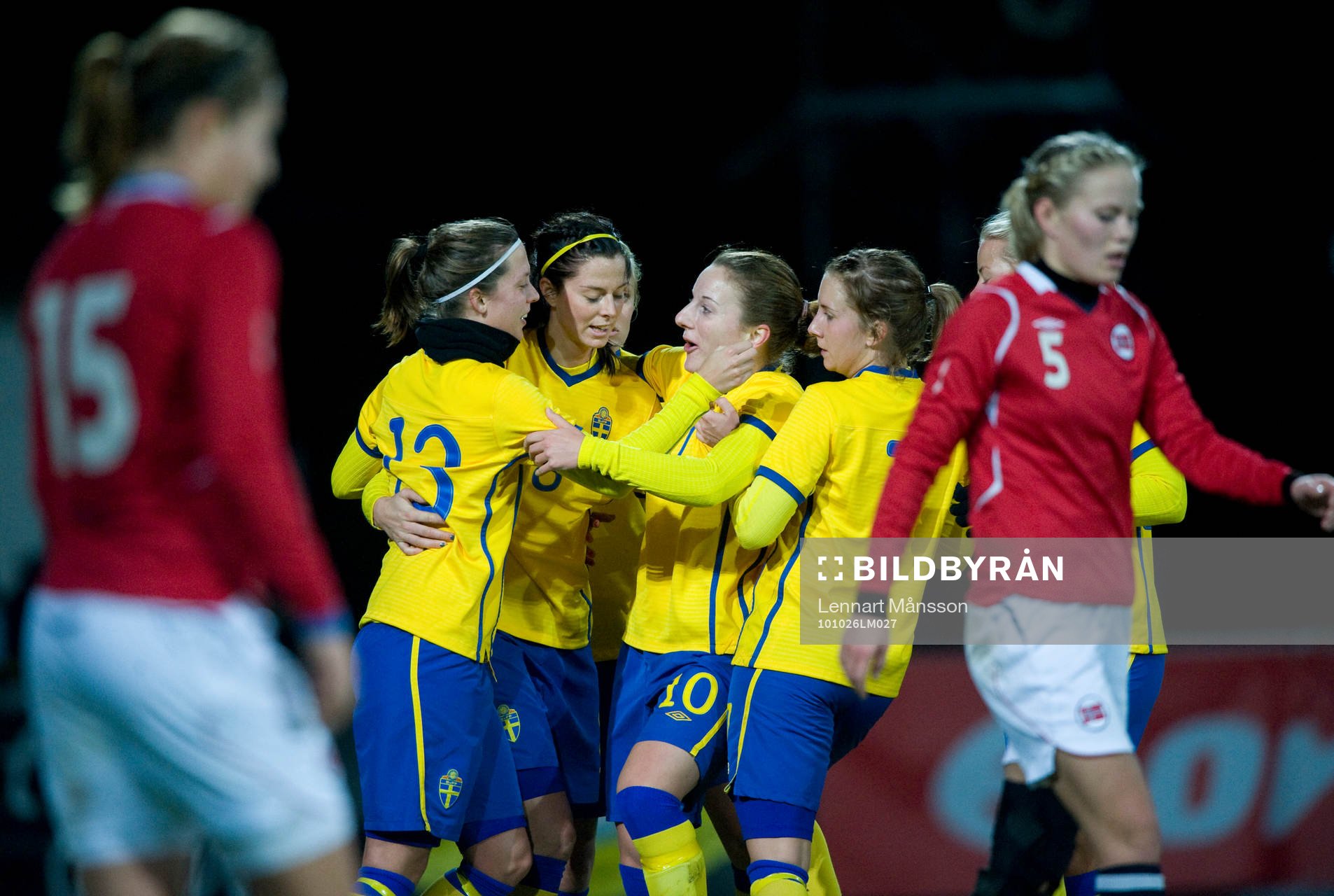 3-1, Lotta Schelin som grattas av bl.a. Antonia Göransson