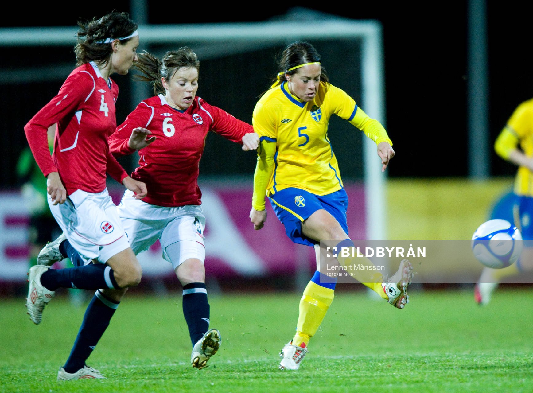 Johanna Almgren, Sverige jagas av Ingvild Stensland och