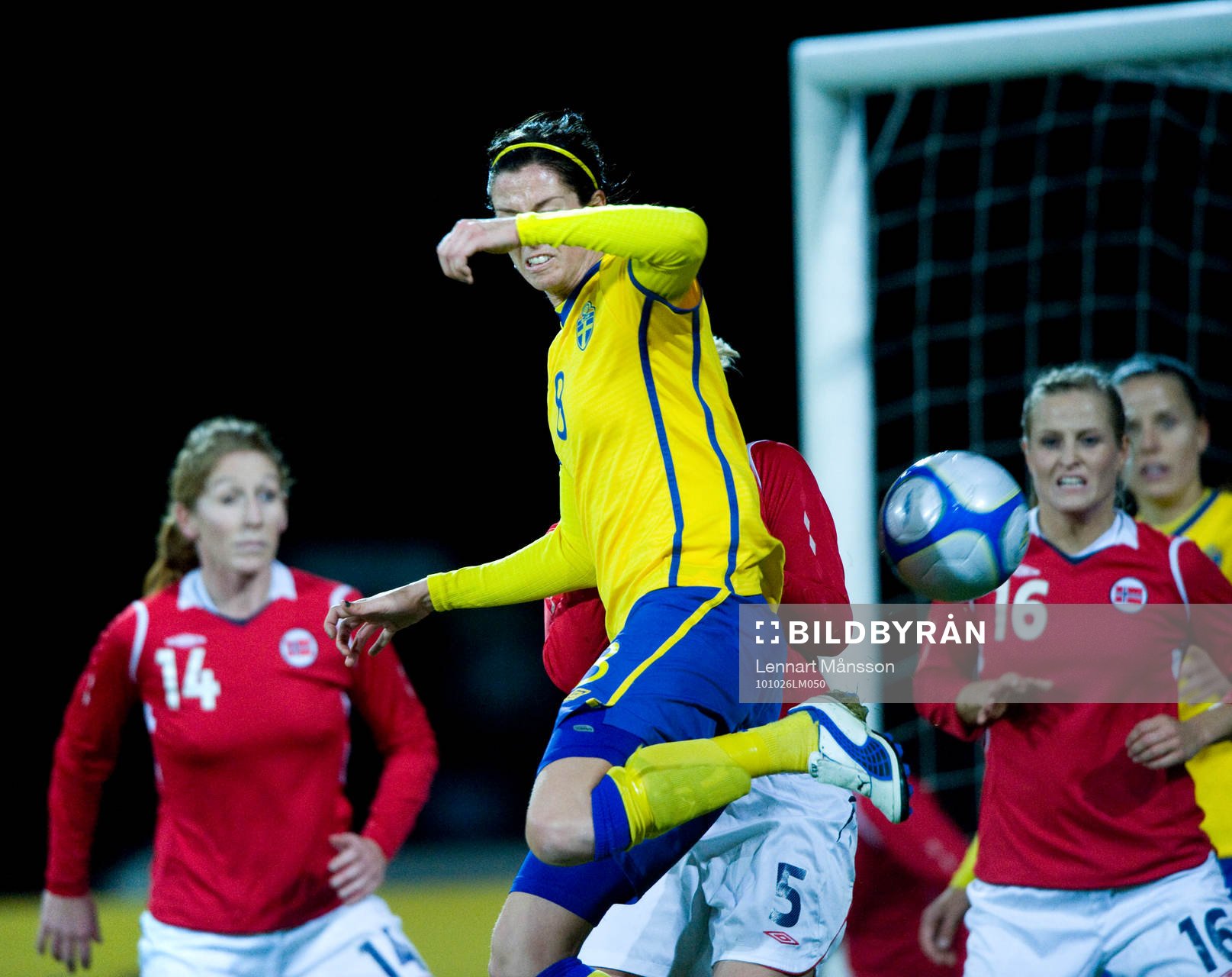 Lotta Schelin klackar och nära göra mål igen
