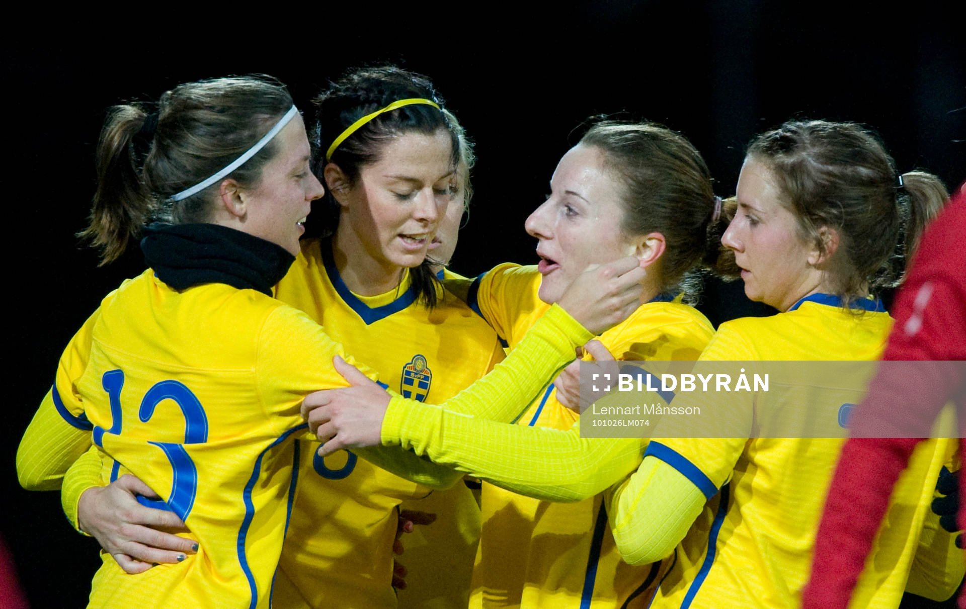 3-1, Lotta Schelin som grattas av bl.a. Antonia Göransson