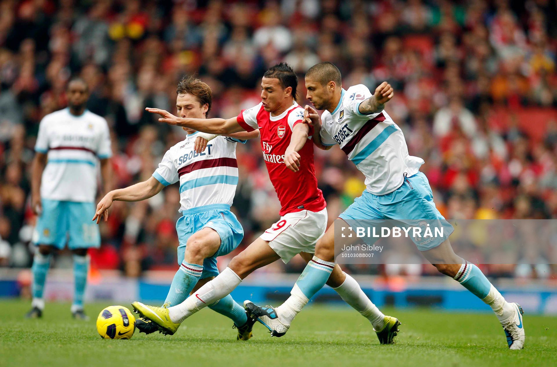  Marouane Chamakh, Arsenal i kamp med Scott Parker och Manuel Da Costa, West Ham. 