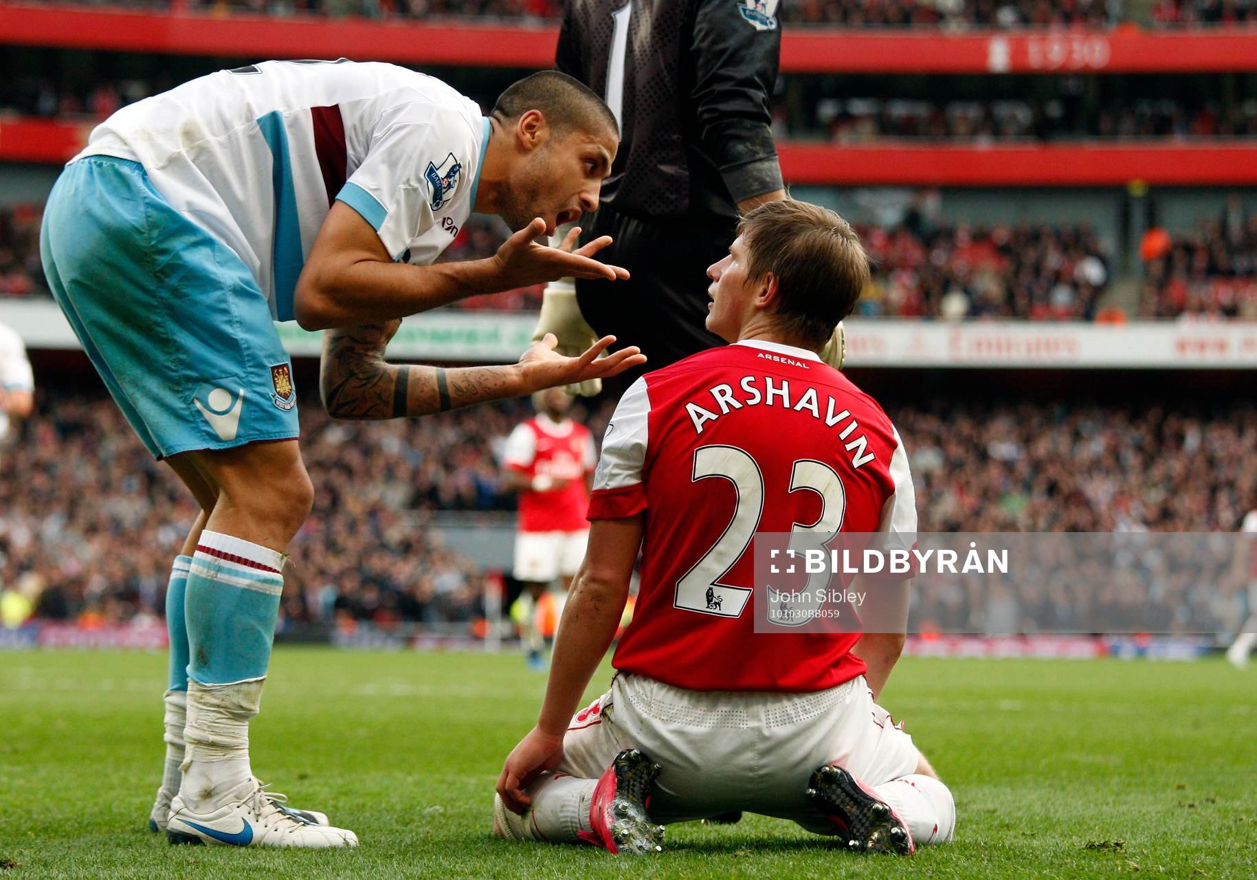  Manuel Da Costa, West Ham diskuterar med Andrey Arshavin, Arsenal, efter en straffsituation.