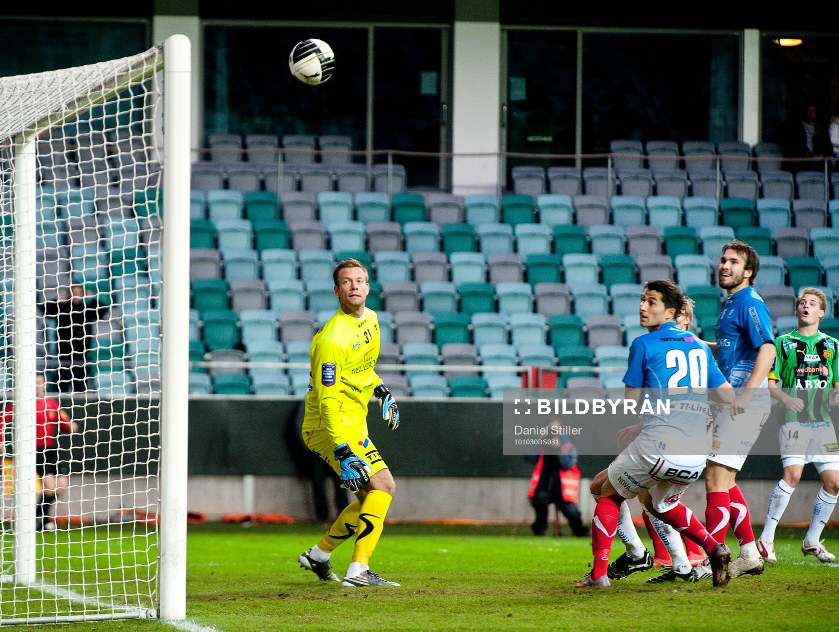 Jonas Lindberg gör 1-0 till Gais. Viktor Noring, målvakt