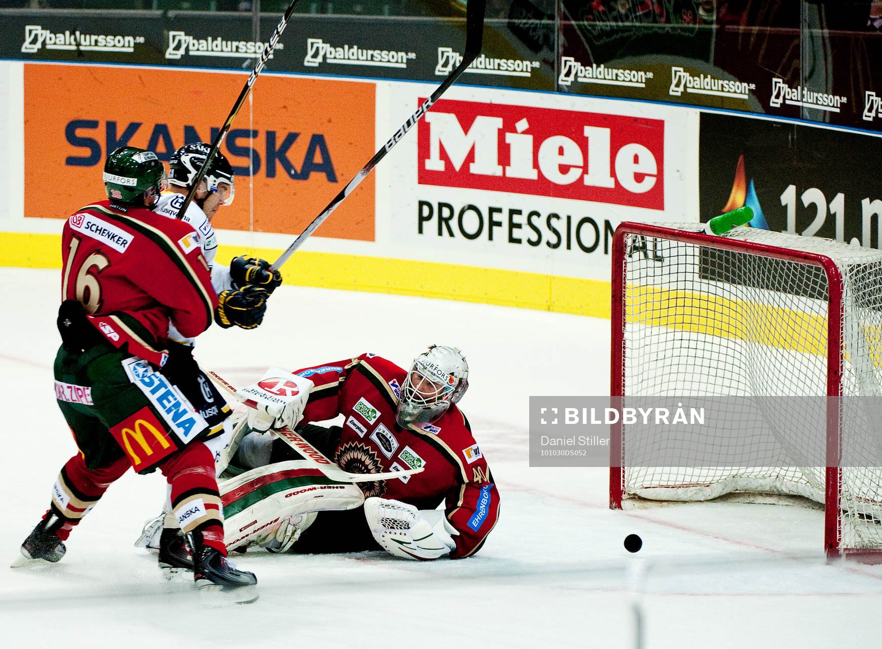 Jukka Voutilainen, HV71, gör 2-4 och får sig samtidigt en