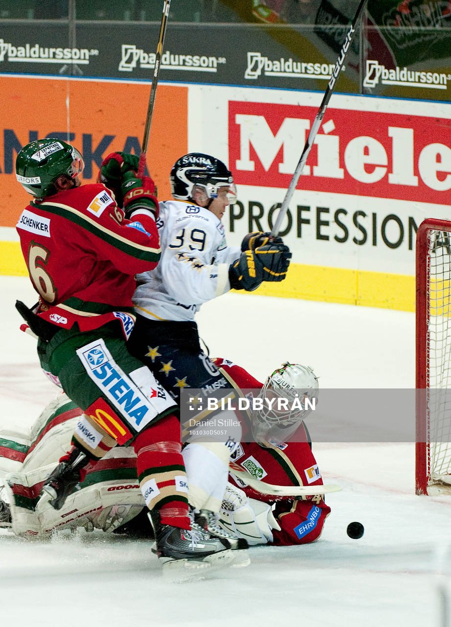 Jukka Voutilainen, HV71, gör 2-4 och får sig samtidigt en