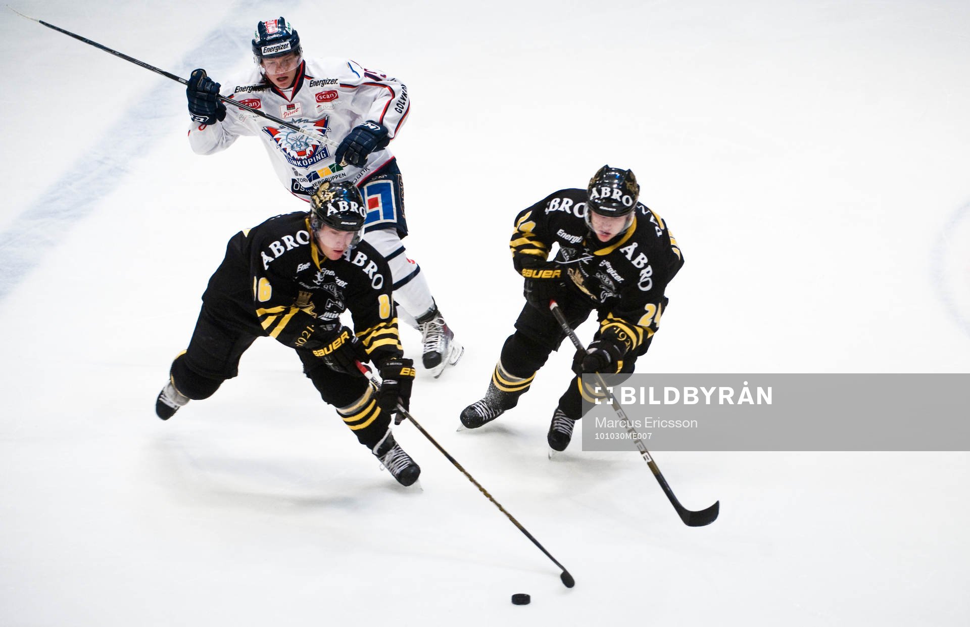 AIKs Oscar Ahlström och Johan Andersson trycker undan