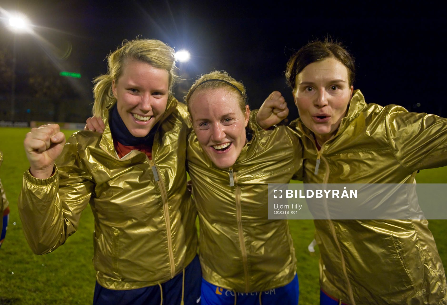 Kim Ekebom, Marie Hammarström och Sanna Valkonen, jublar