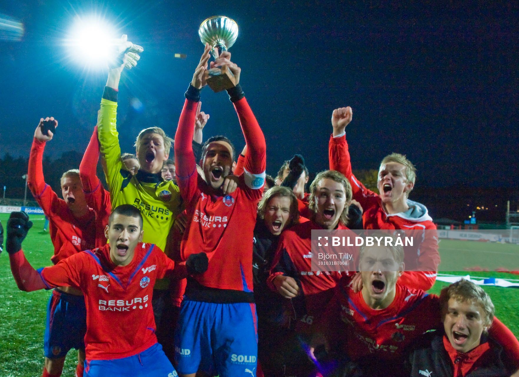  Joussef Al Habduni, Helsingborg, med SM-pokalen. Svenska Mästare 2010, jubel, glädje, pokal.