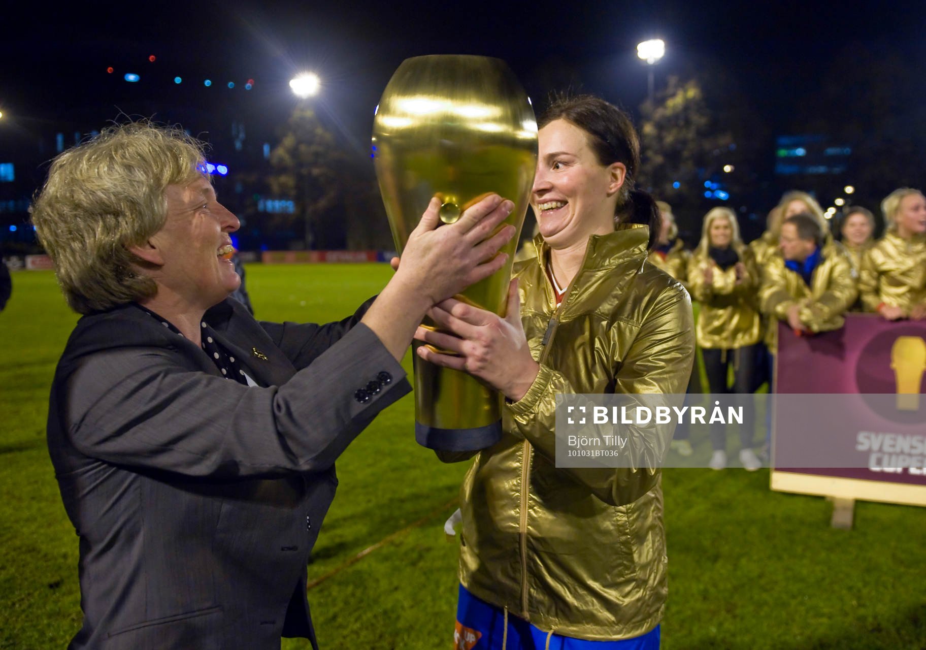  Susanne Erlandsson, Svenska Fotbollförbundet överlämnar Susanne Erlandssons Pokal till Sanna Valkonen, Örebro.