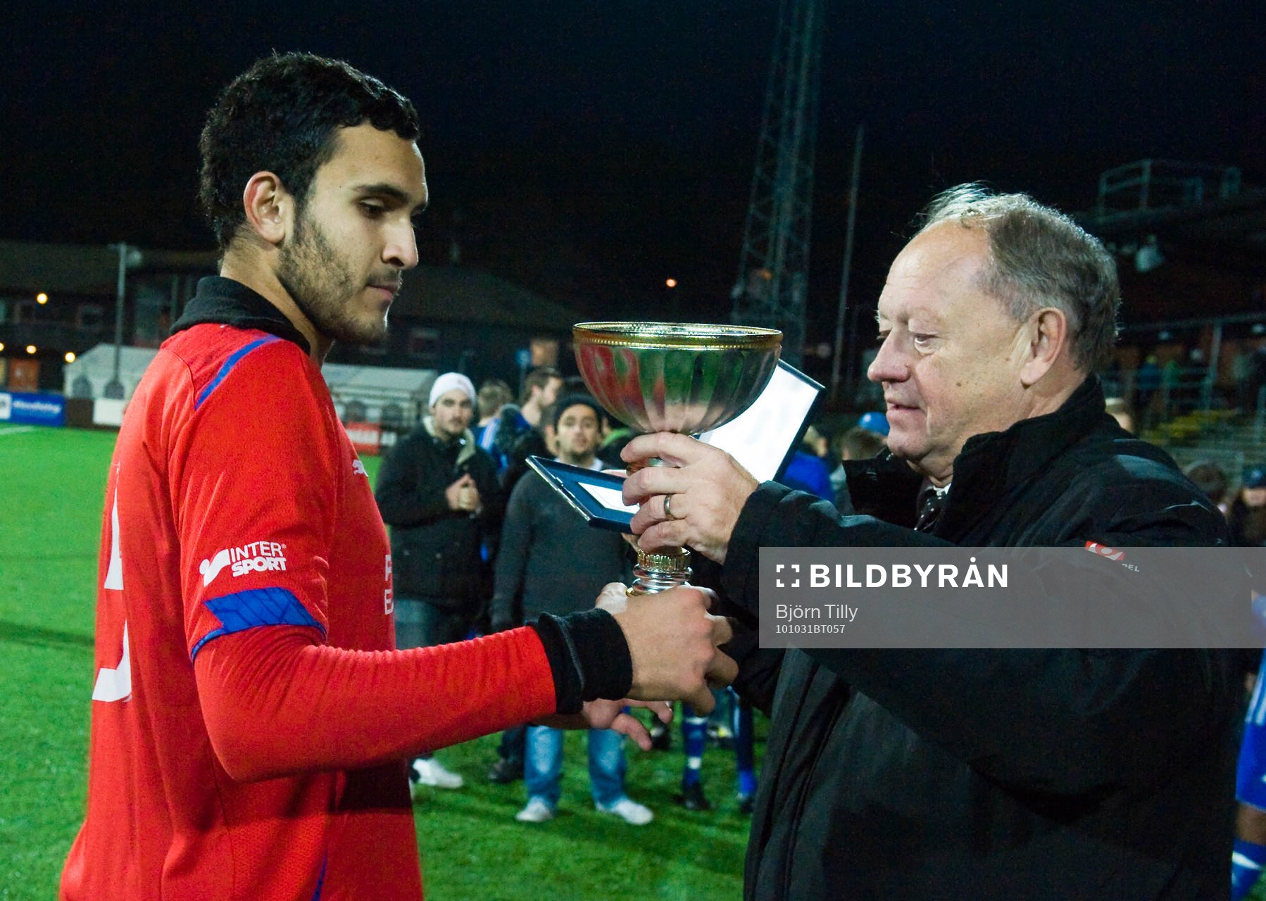 Joussef Al Habduni, Helsingborg, får SM-pokalen. Svenska