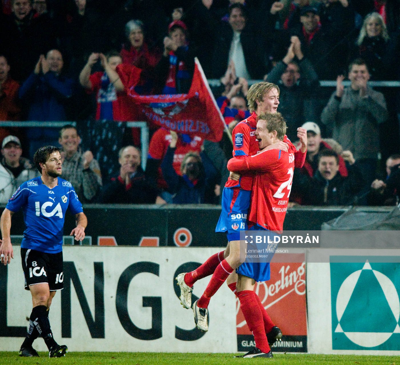 0-1 Rasmus Jönsson som grattas av Marcus Nilsson. Jubel,