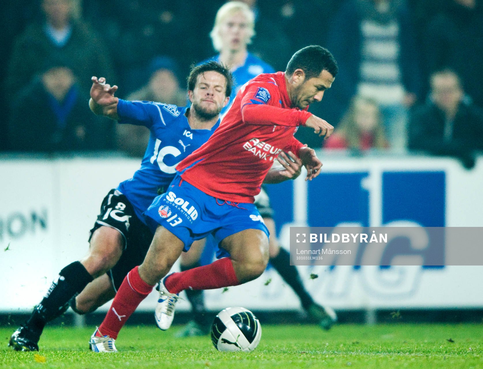 Rachid Bouaouzan, Helsingborg, rycker förbi Jonas Gudni