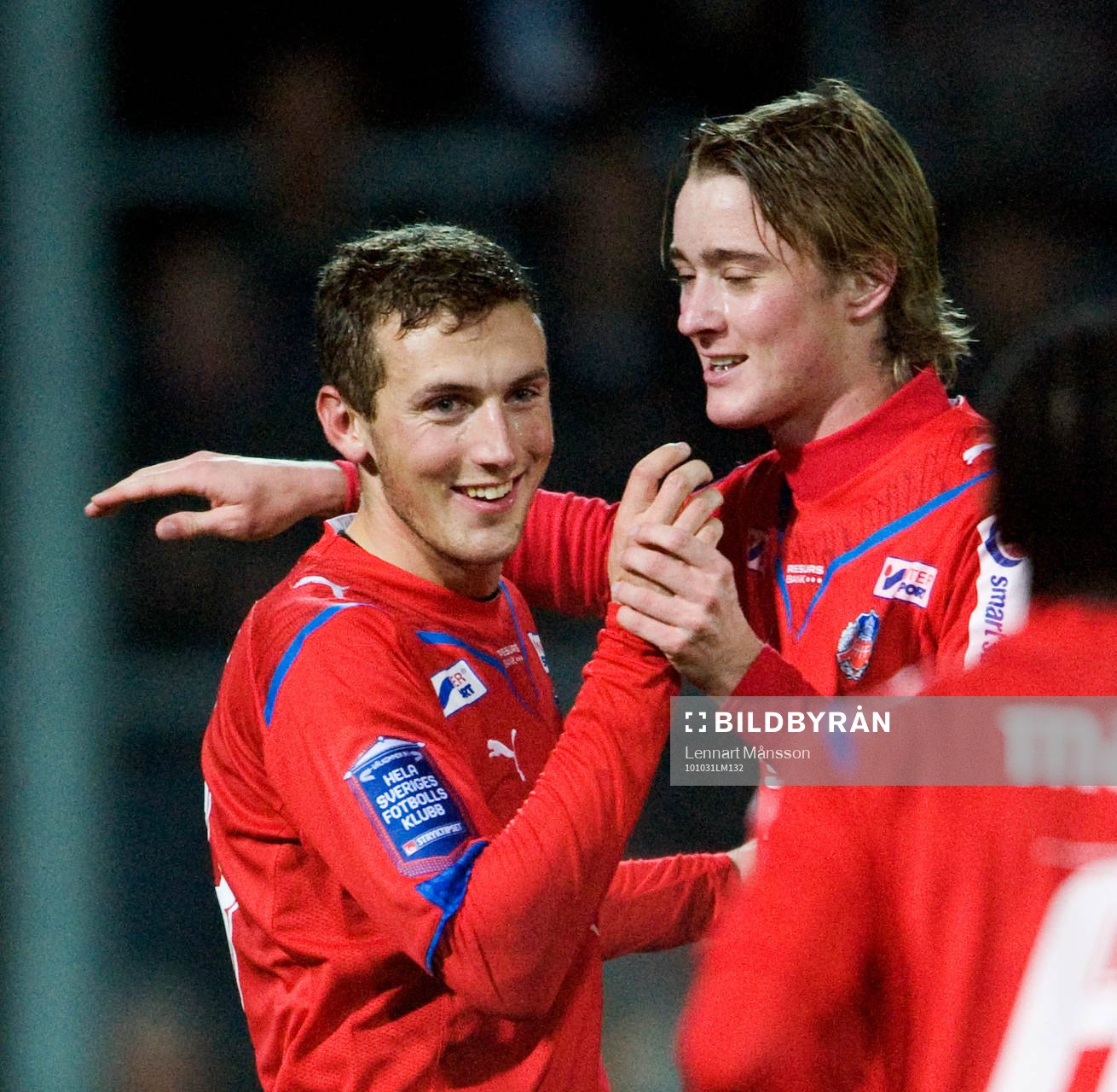  0-3 straff Alexader Gernt som grattas av 2-målsskytten Rasmus Jönsson. Jubel, glädje.