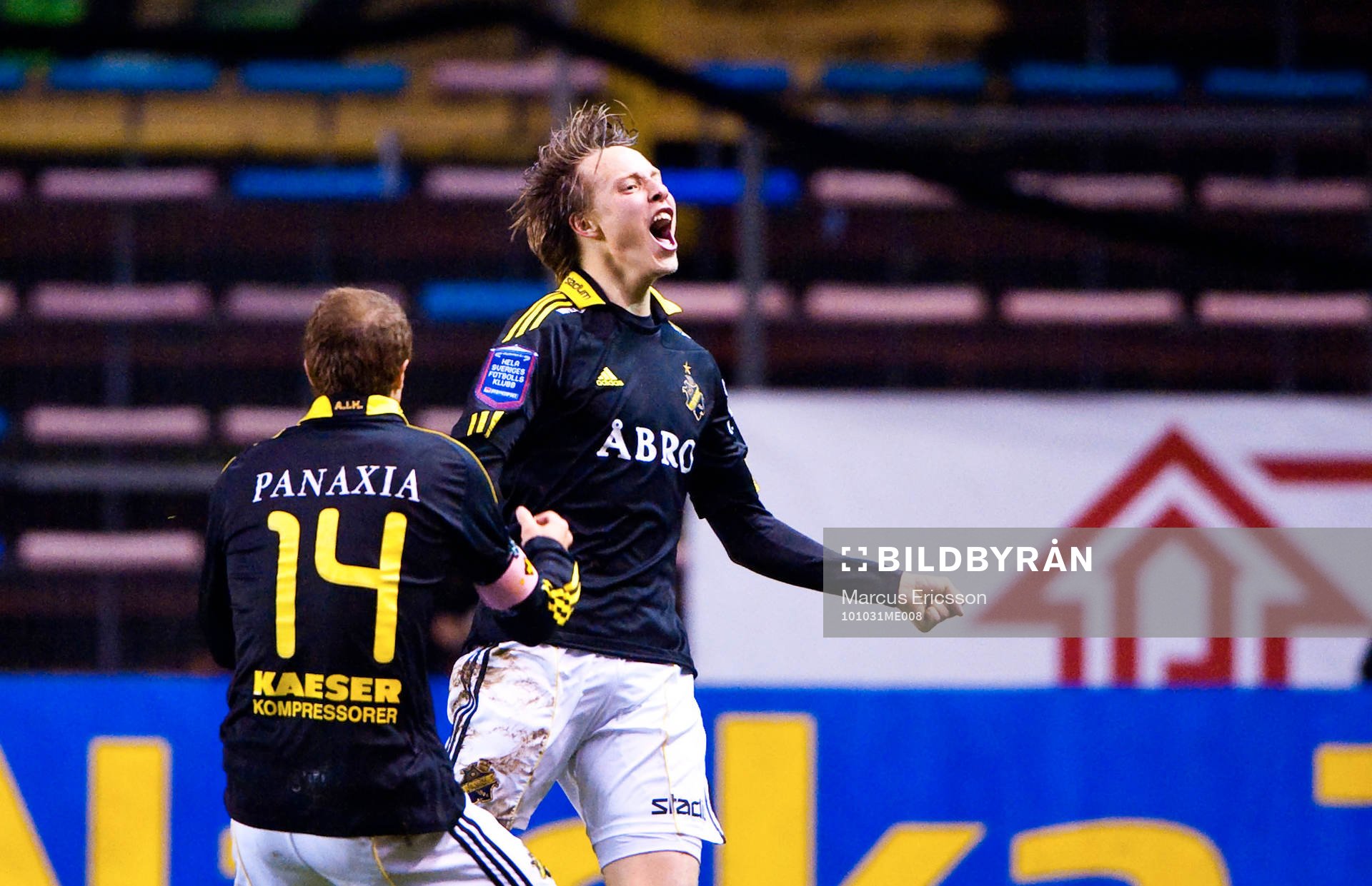 Viktor Lundberg, AIK firar sitt 2-0 mål för AIK