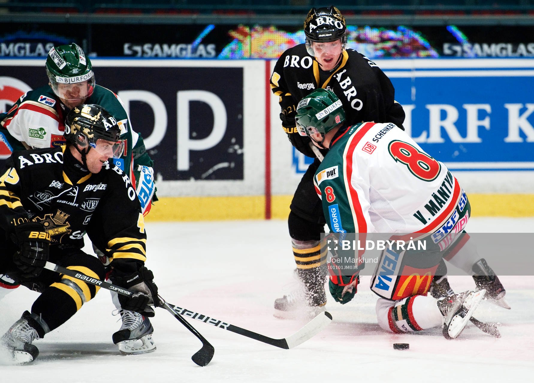 Tomi Kallio, Frölunda, och Oscar Steen, AIK, sträcker sig