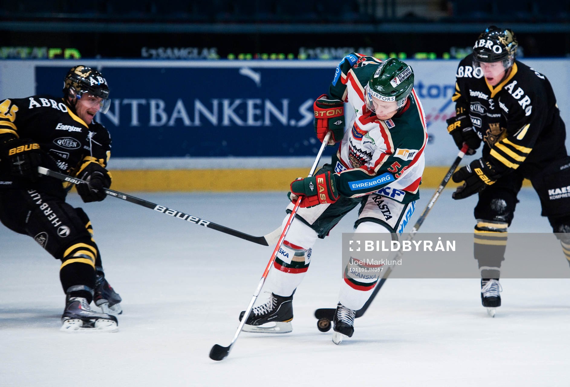 Nicklas Lasu, Frölunda, håller undan pucken från Oscar