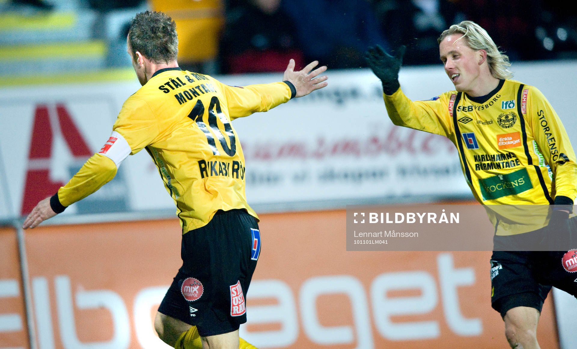 Mjällbys två målskyttar, Marcus Ekenberg som grattas av