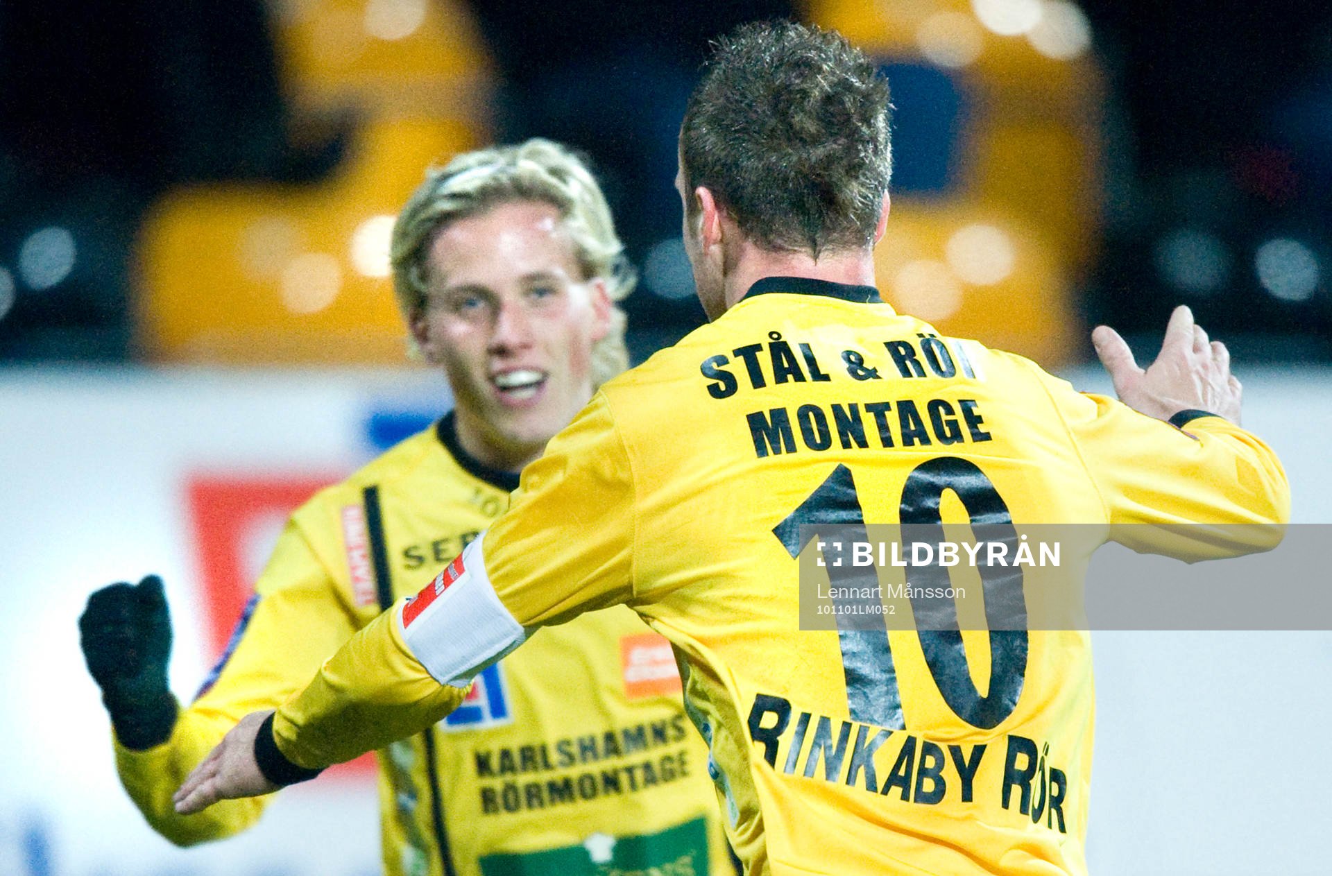Mjällbys två målskyttar, Marcus Ekenberg som grattas av