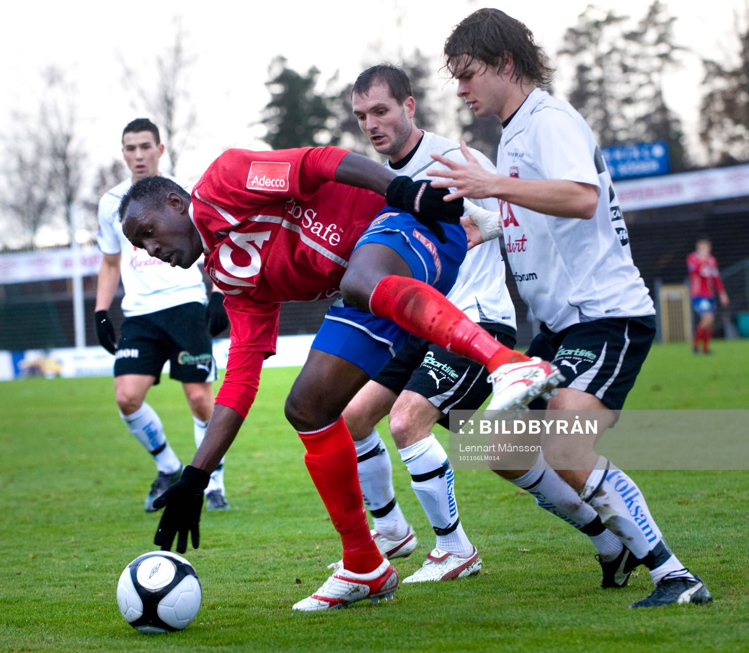 Oliver Karekezi, Öster, mot tre Qviding-spelare