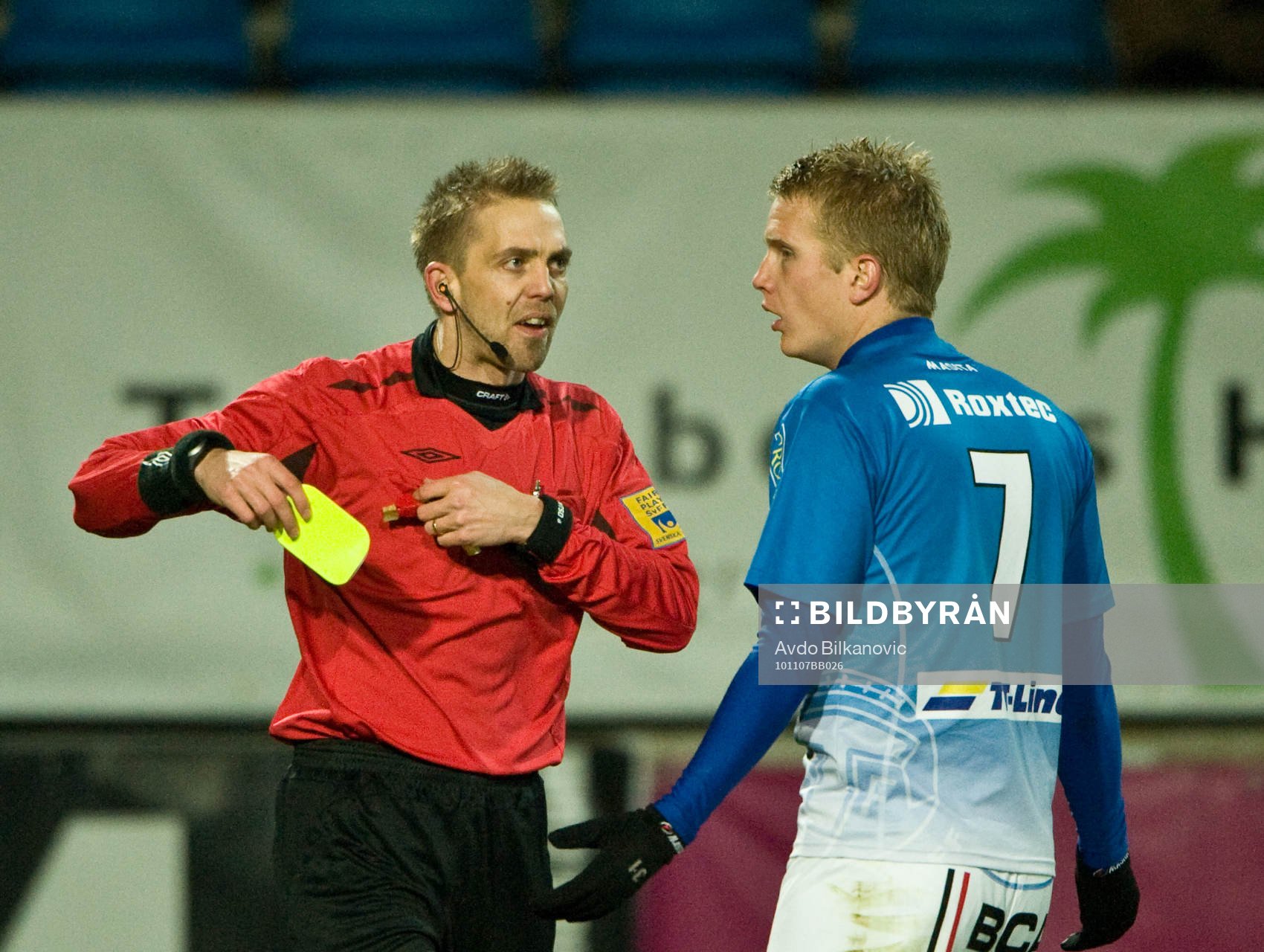 Joahan Halim, domare delar ut gul kort till Joakin Nilsson