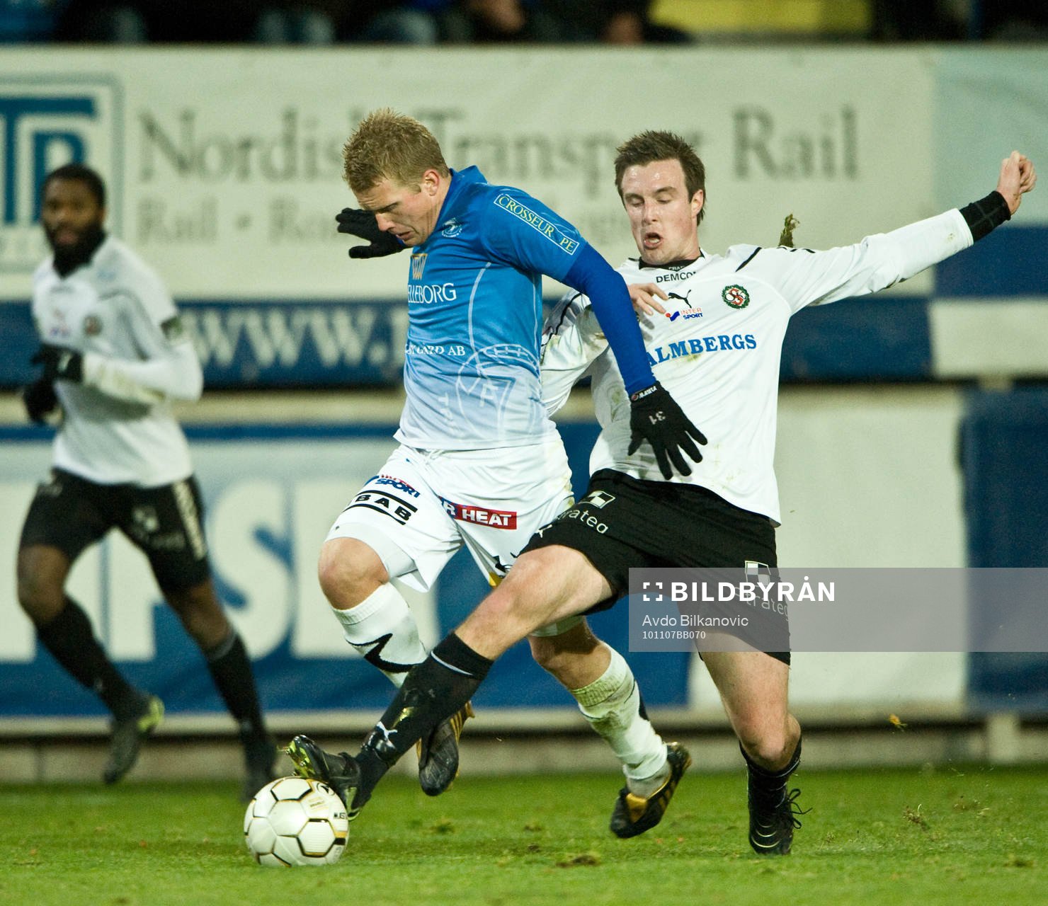 Joakim Nilsson, Trelleborg, fälls ner av Örebro spelare