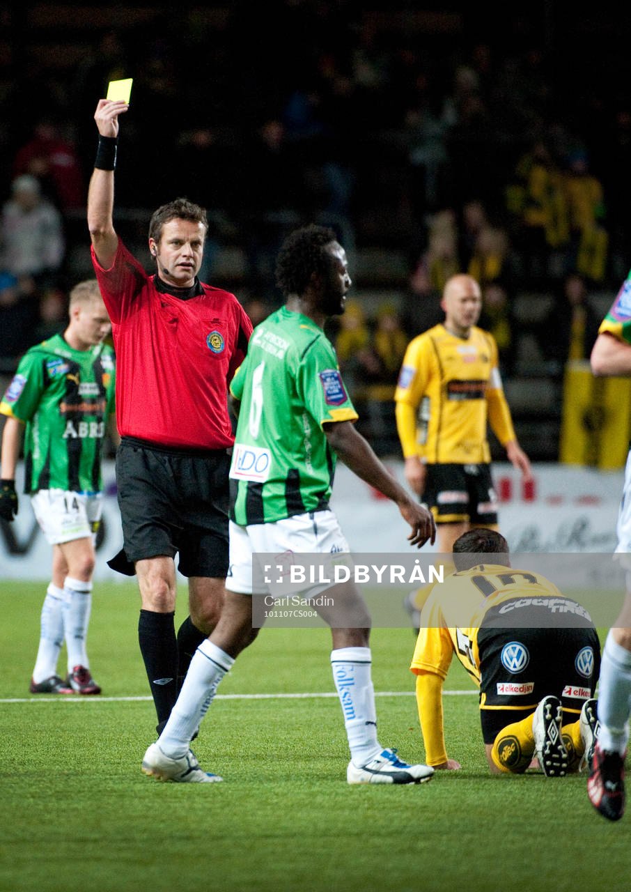 Sven-Martin Åkesson, domare, visar gult kort, varning,