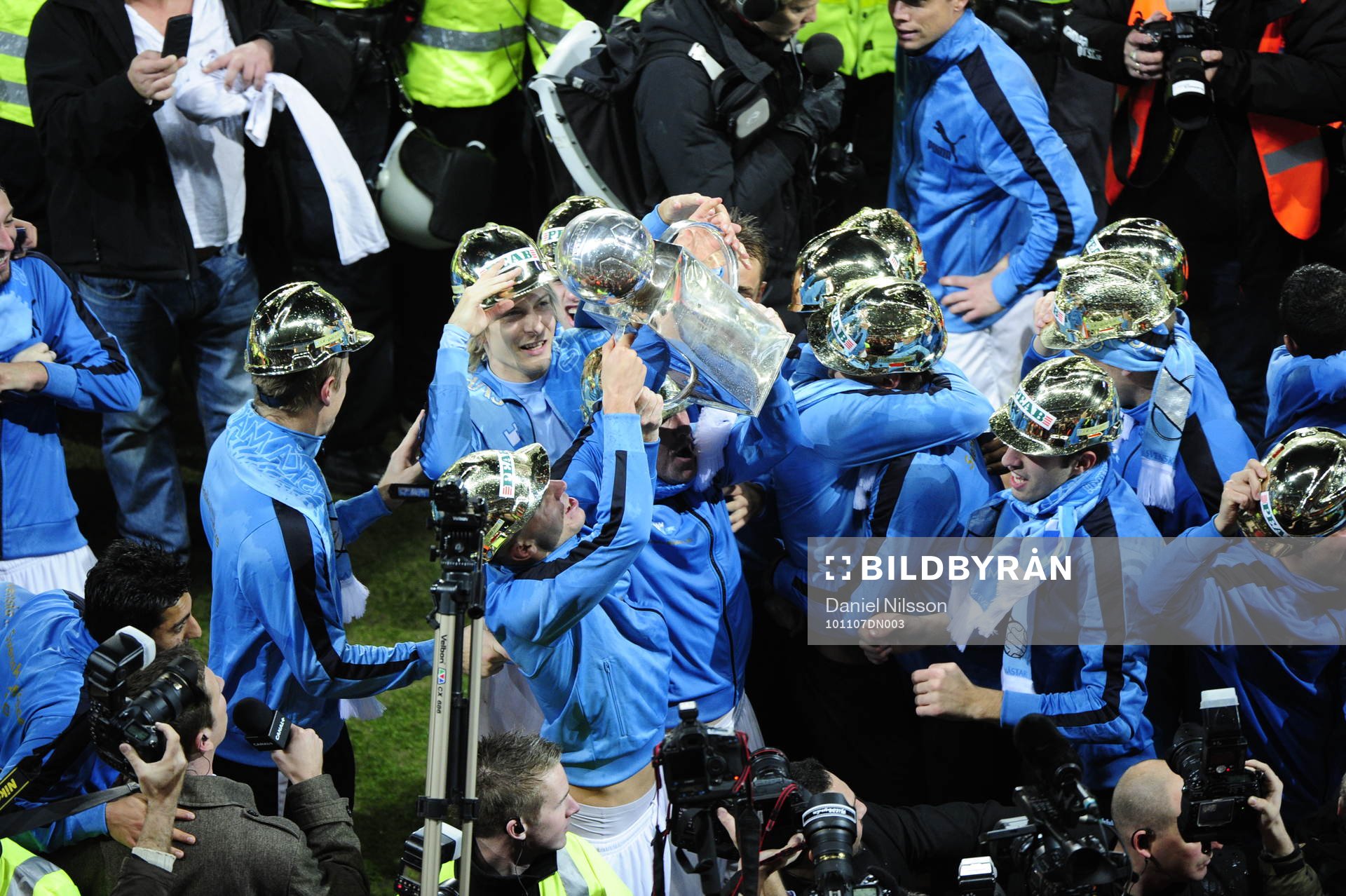 Daniel Andersson., Malmö lyfter Lennart Johanssons Pokal.