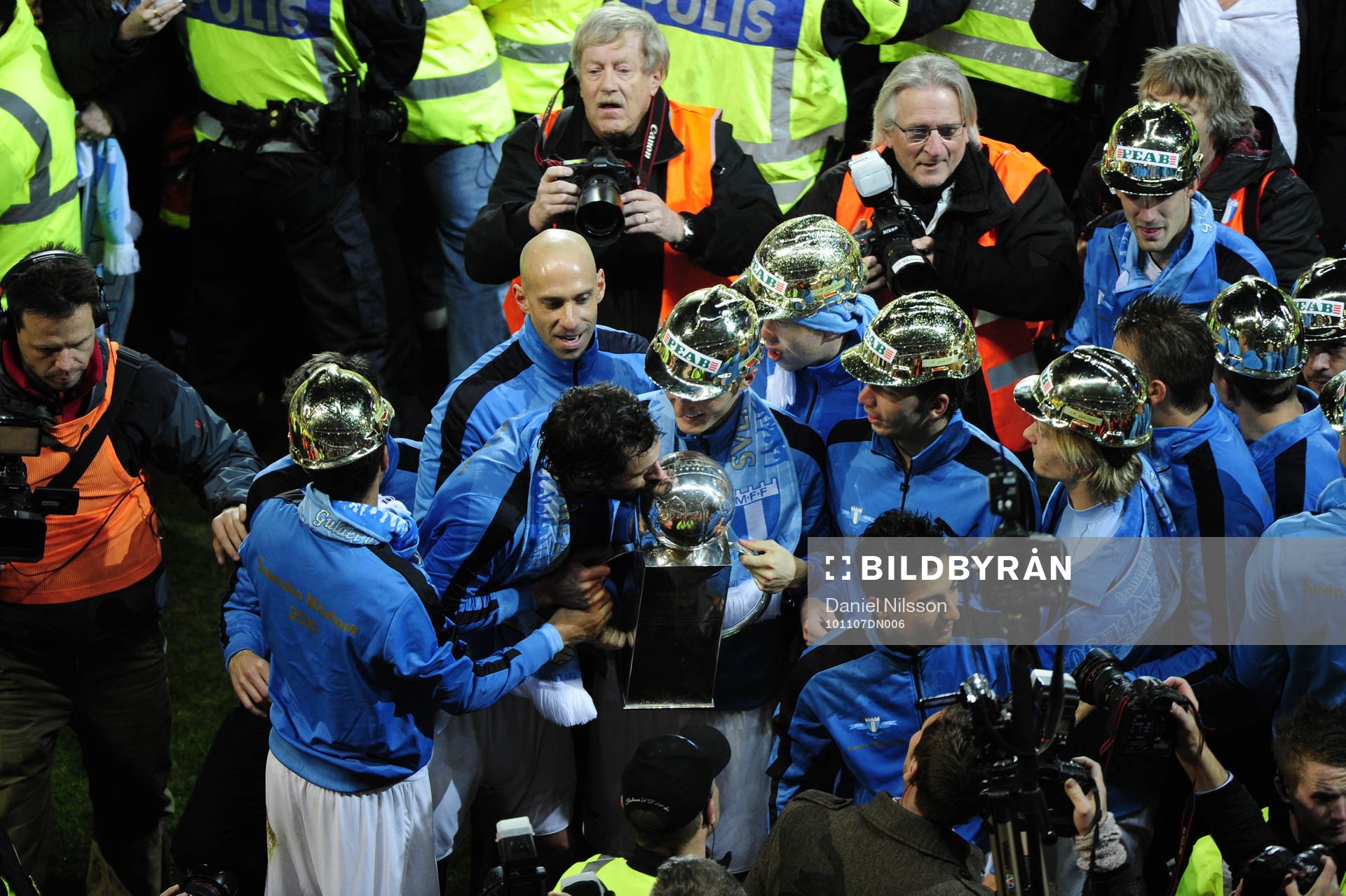  Daniel Andersson., Malmö lyfter Lennart Johanssons Pokal. Svenska Mästare 2010, SM-guld, jubel, glädje.