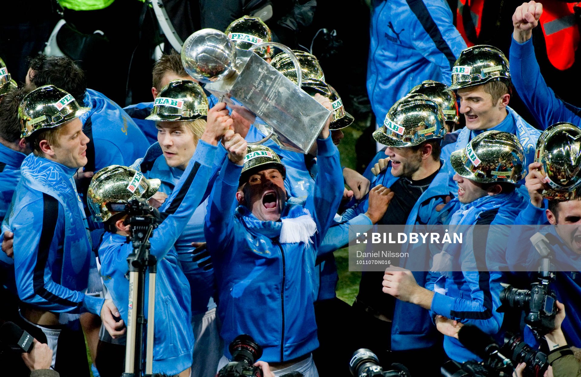 Malmö FF: s spelare lyfter pokalen. Svenska Mästare 2010,