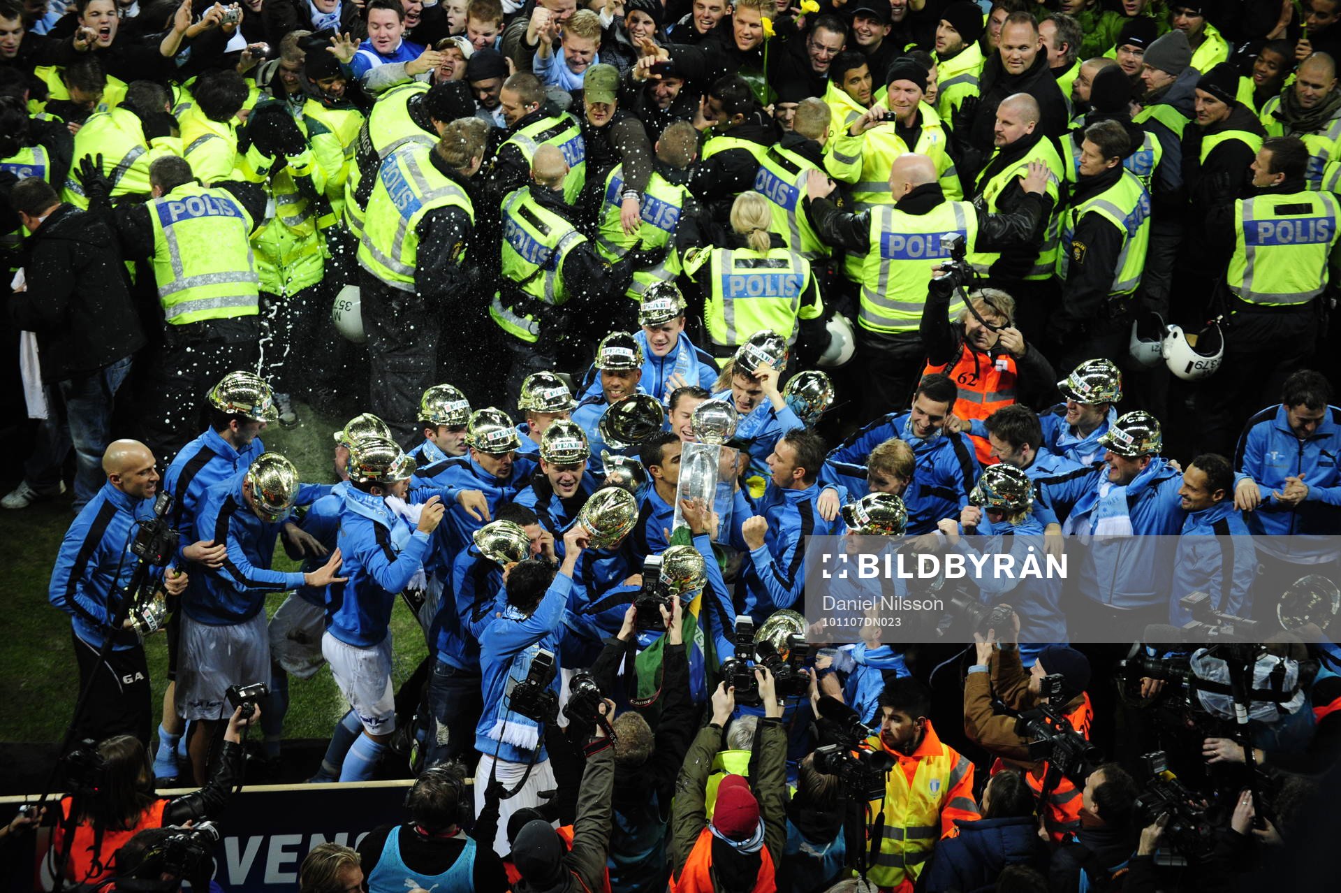 Daniel Andersson., Malmö lyfter Lennart Johanssons Pokal.
