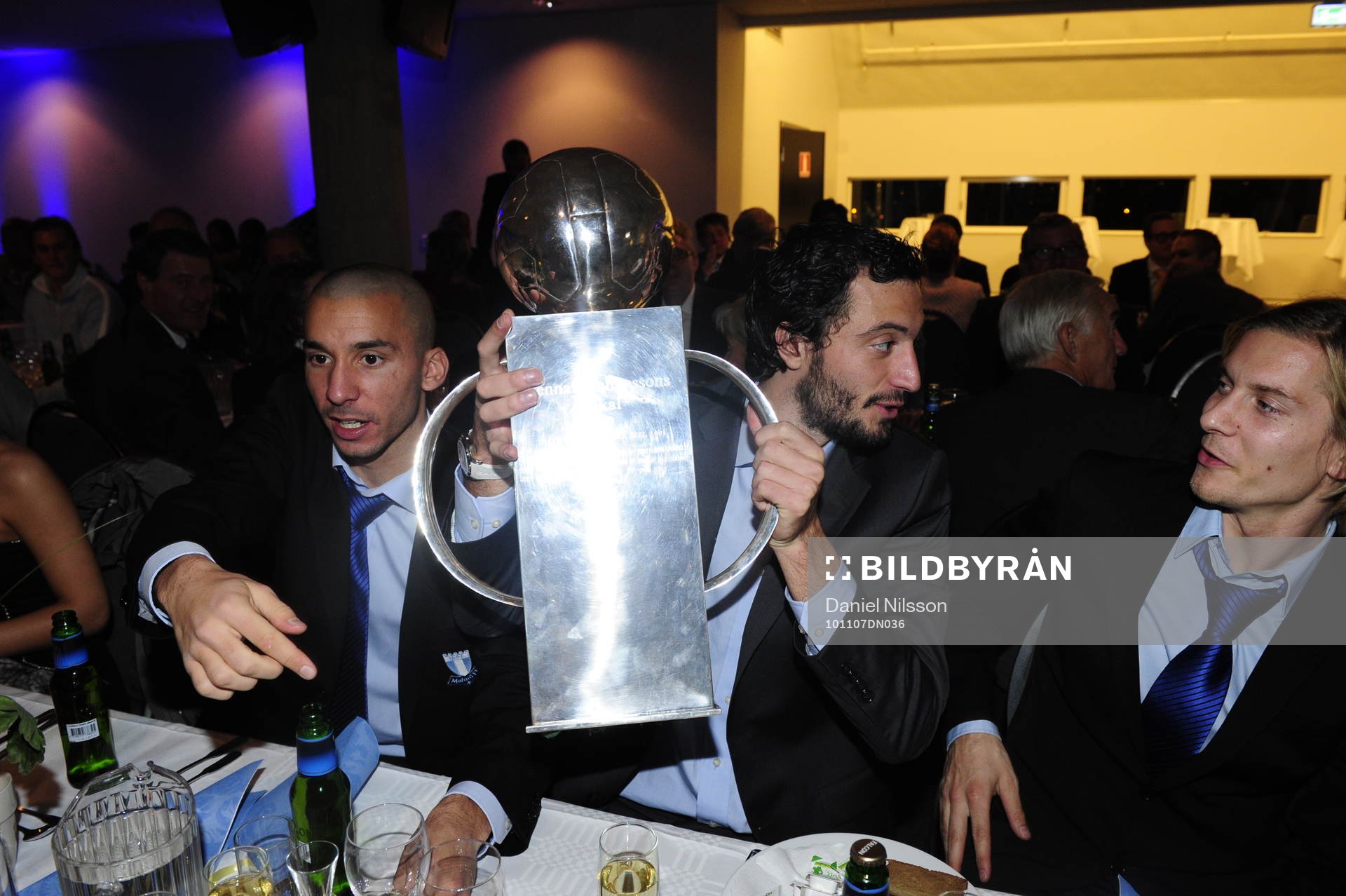  Guillermo Molins, Yago Fernandez och Markus Halsti med Lennart Johanssons pokal. Svenska Mästare 2010, SM-guld, jubel, glädje.