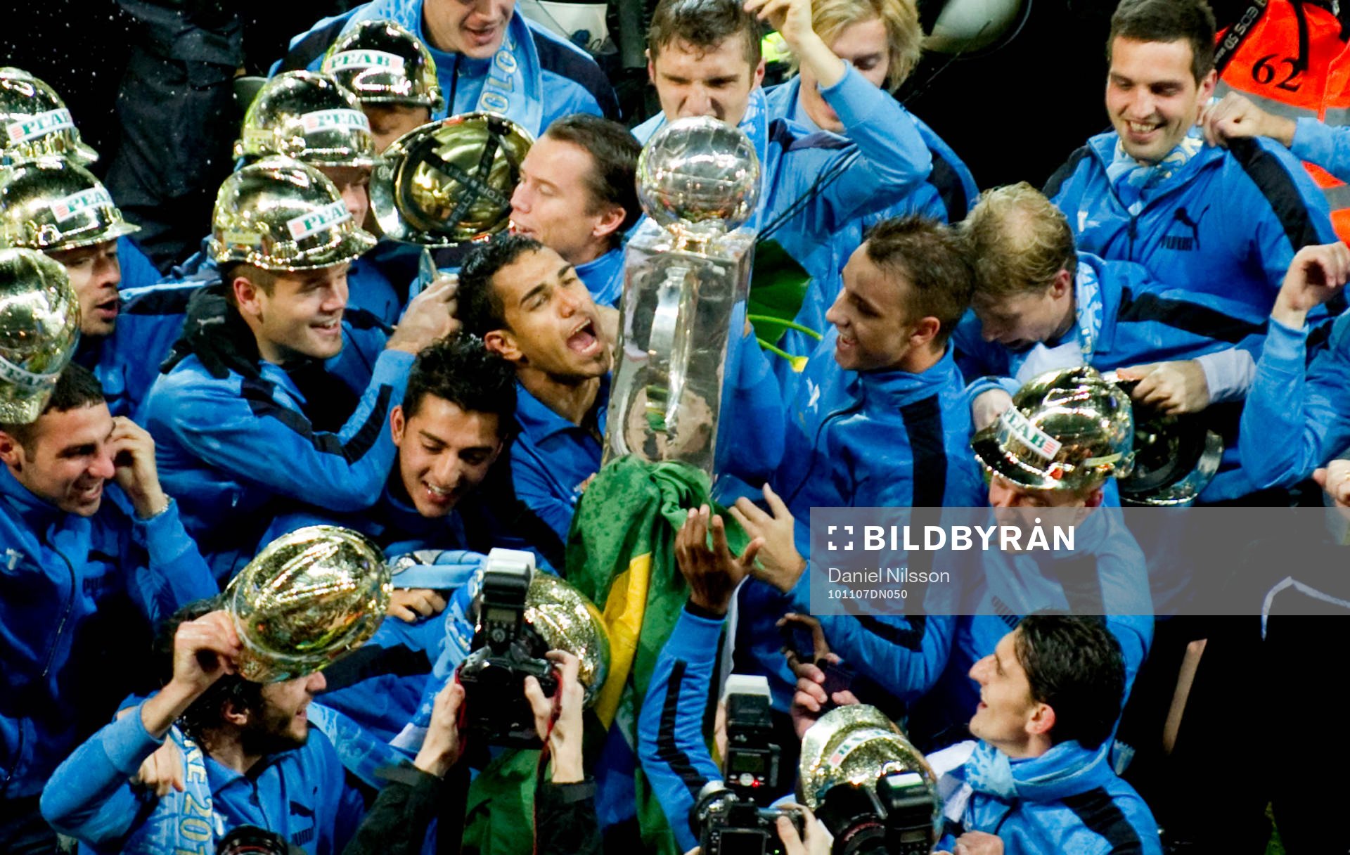 Malmö FF: s spelare lyfter pokalen. Svenska Mästare 2010,