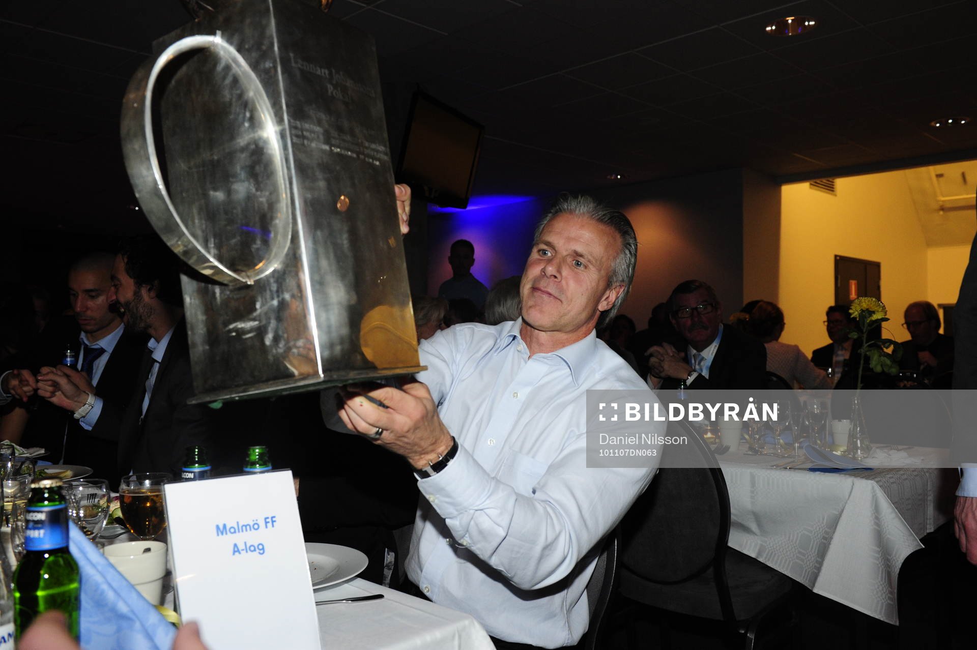 Roland Nilsson, tränare med Lennart Johanssons pokal.