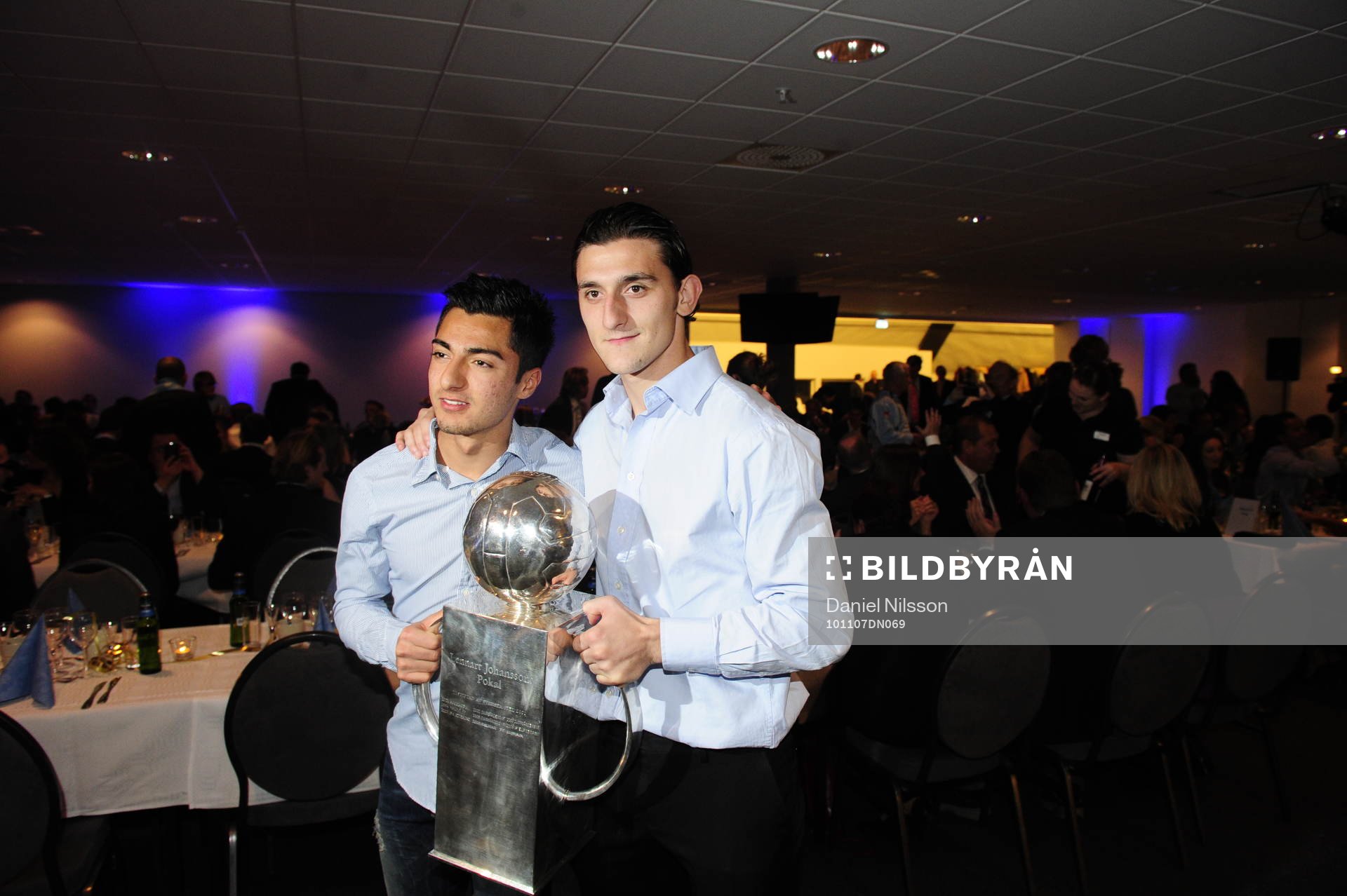 Jiloan Hamad och Agon Mehmeti med Lennart Johanssons pokal.