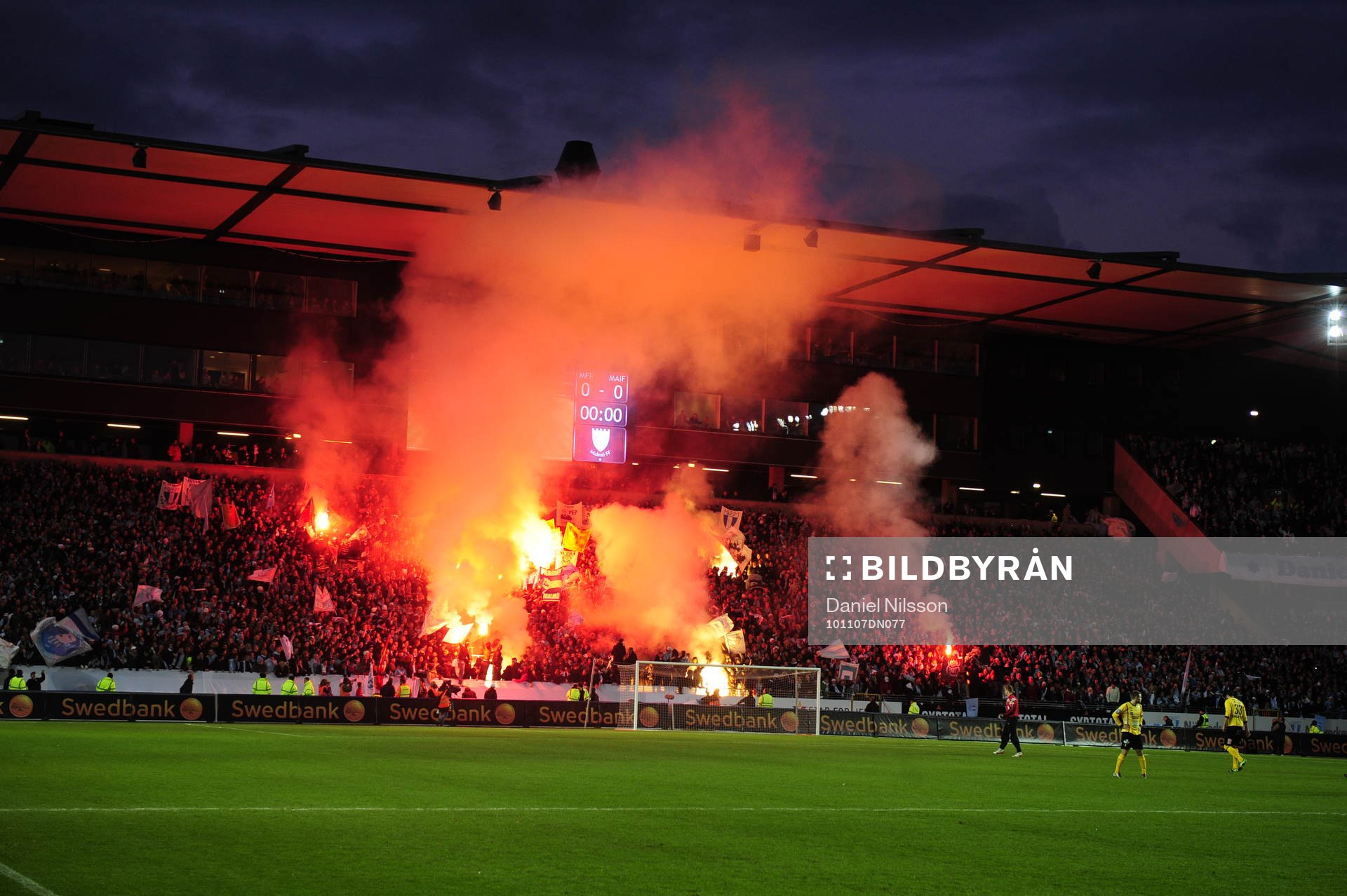 Matchen fick avbrytas en kort stund p g a inkastade
