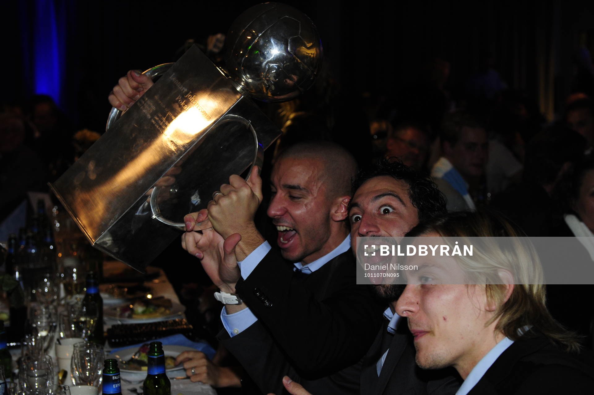  Guillermo Molins, Yago Fernandez och Markus Halsti med Lennart Johanssons pokal. Svenska Mästare 2010, SM-guld, jubel, glädje.