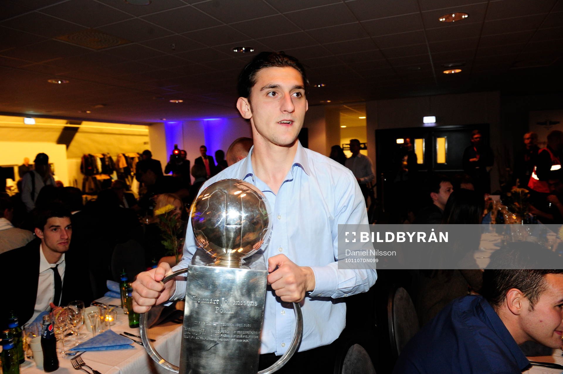  Agon Mehmeti med Lennart Johanssons pokal. Svenska Mästare 2010, SM-guld, jubel, glädje.