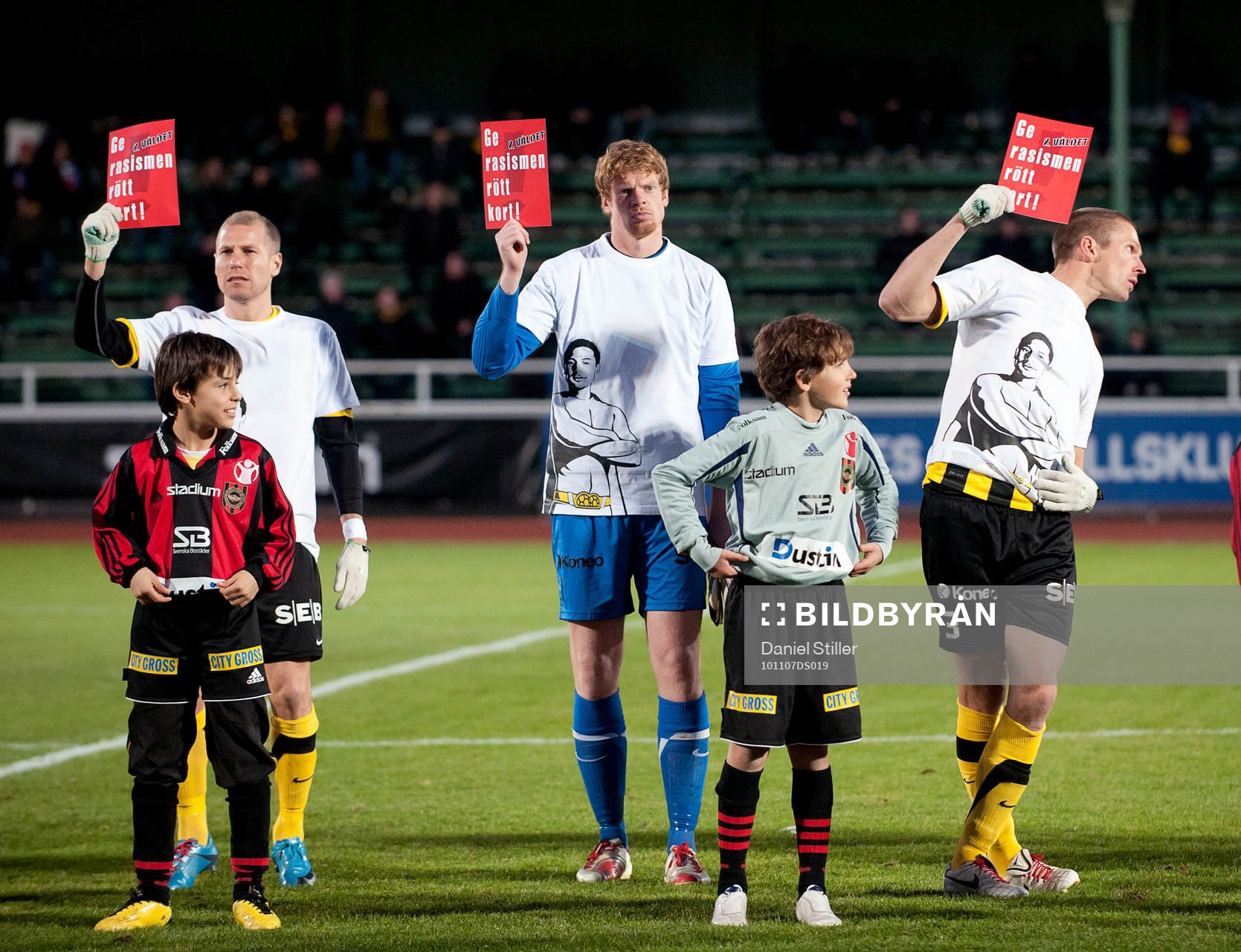  Häcken ger rasismen rött kort, Jonas Henriksson, Christoffer Källqvist, Mattias Östberg. Ge rasismen rött kort.